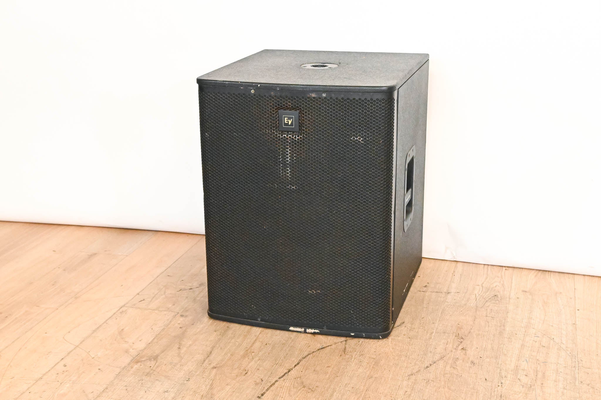 Electro-Voice (EV) ELX118P 700W 18" Powered Subwoofer