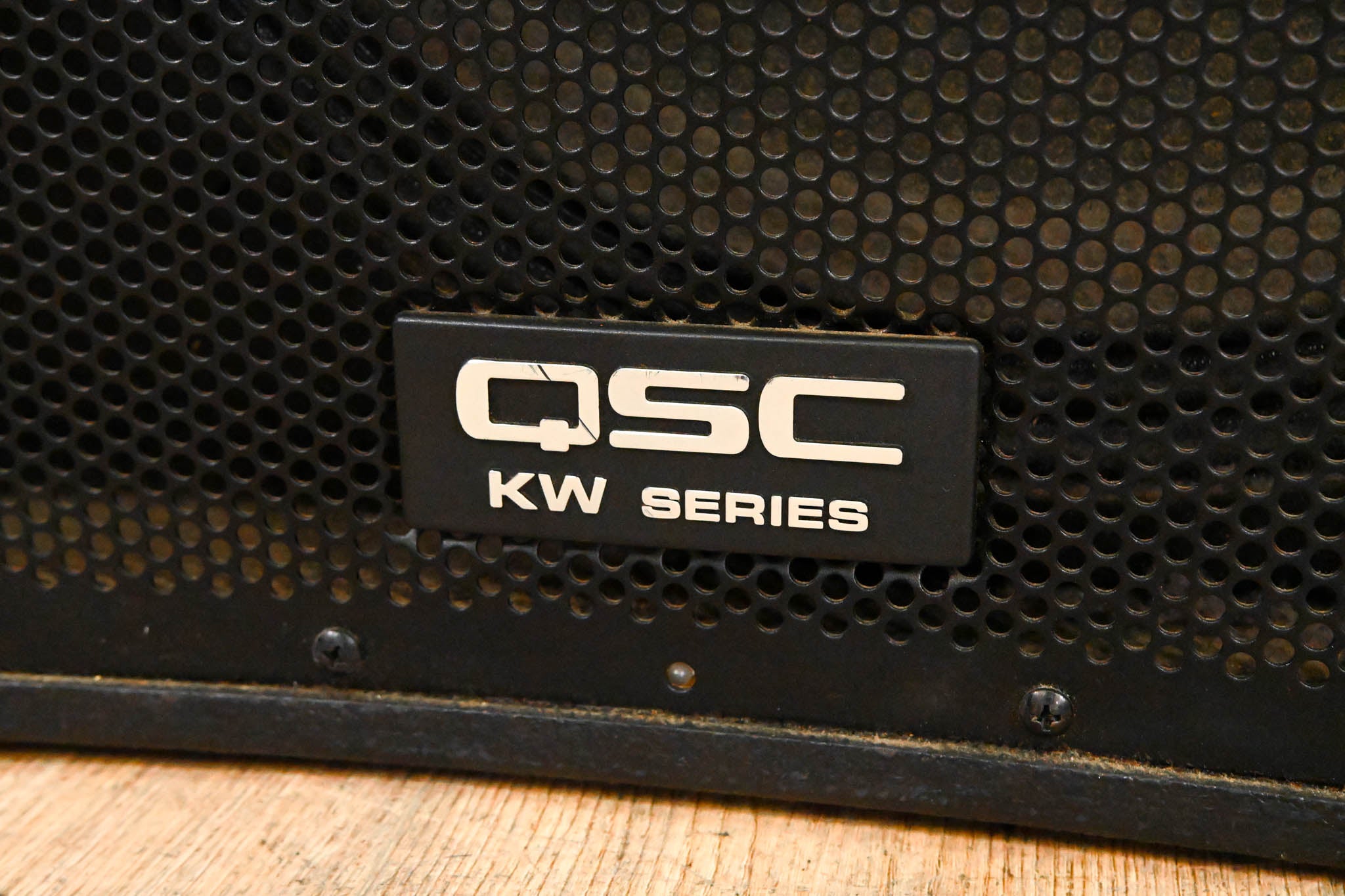 QSC KW181 1000W 18" Powered Subwoofer
