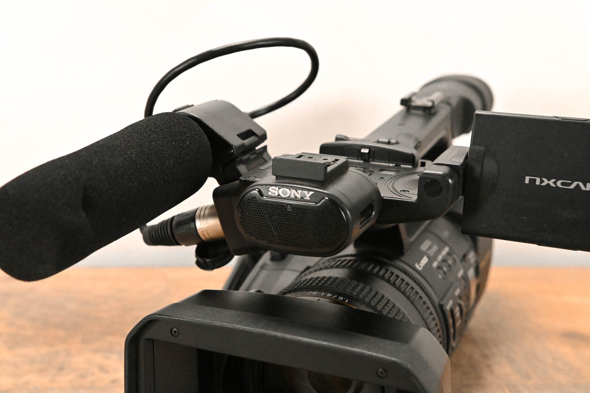 Sony HXR-NX5U NXCAM Professional Camcorder w/ ECM-XM1 Shotgun Microphone