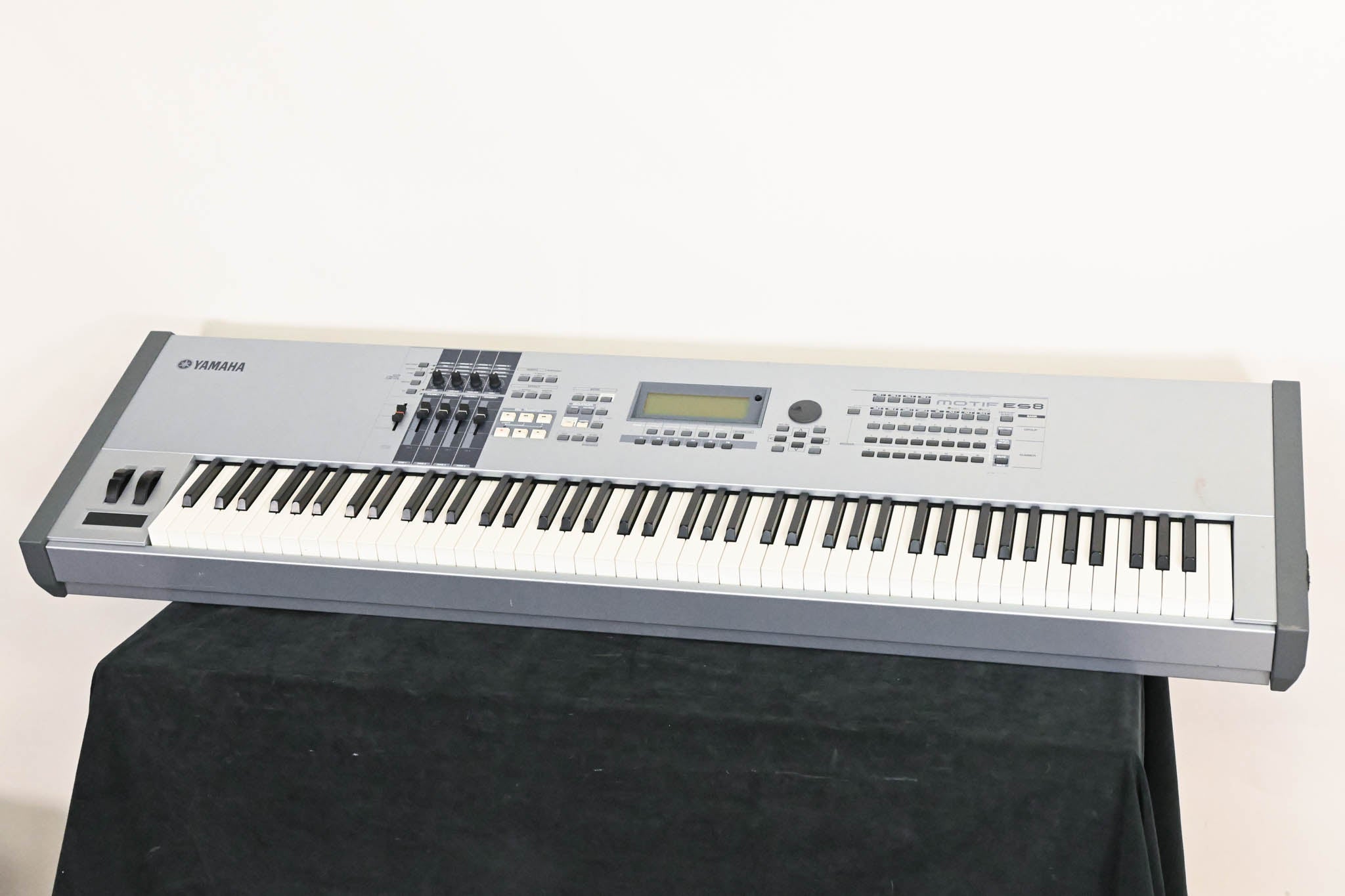 Yamaha Motif ES8 88-Key Synthesizer Keyboard Workstation