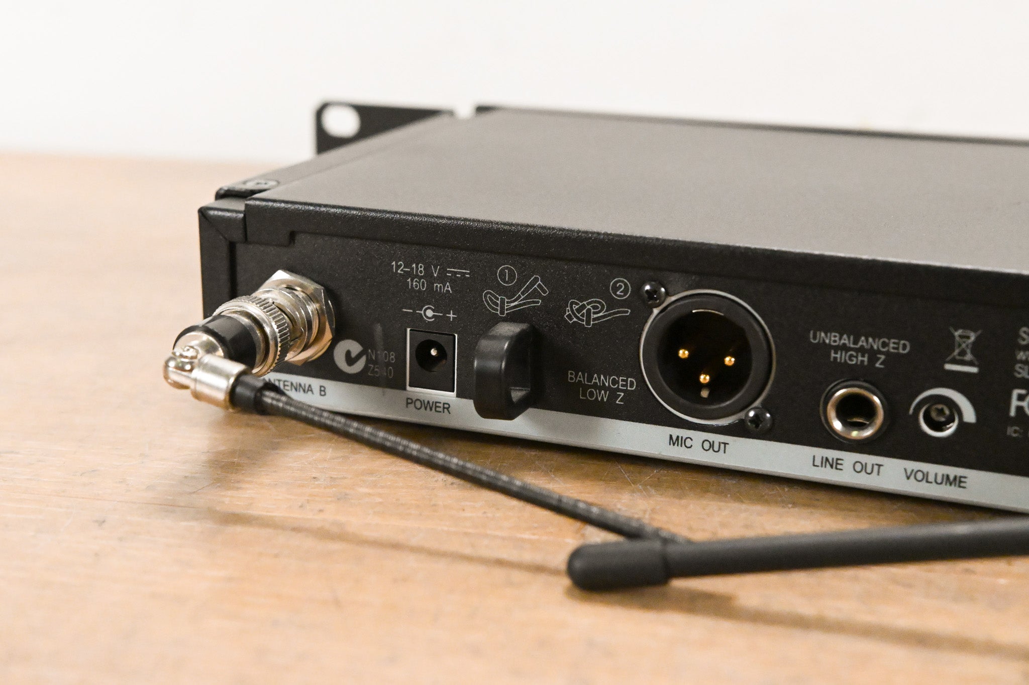Shure SLX4 Wireless Receiver - L4 Band: 638-662 MHz (NO POWER SUPPLY)