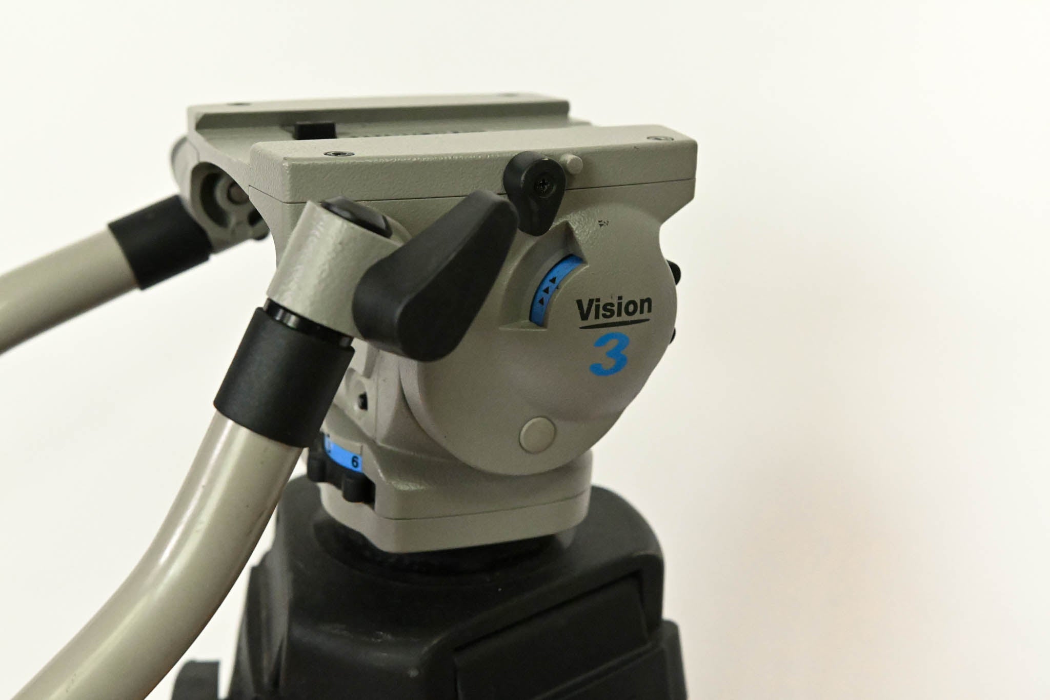 Vinten Vision 3 Fluid Head with Two-Stage Aluminum Tripod