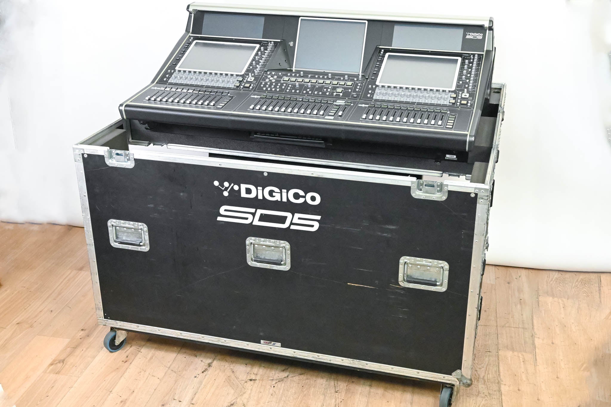 DiGiCo SD5 Digital Mixing Console with Road Case
