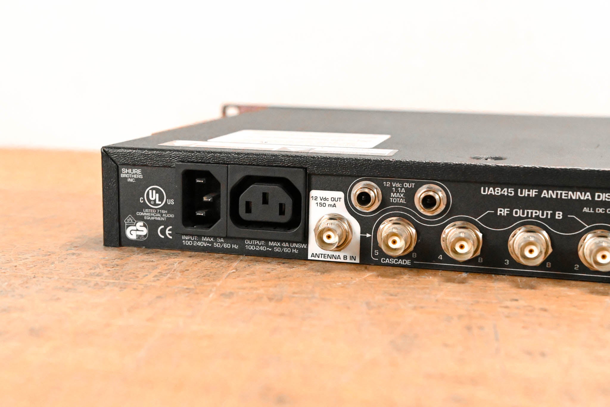 Shure UA845-UB UHF Antenna Distribution System - 692-716 MHz