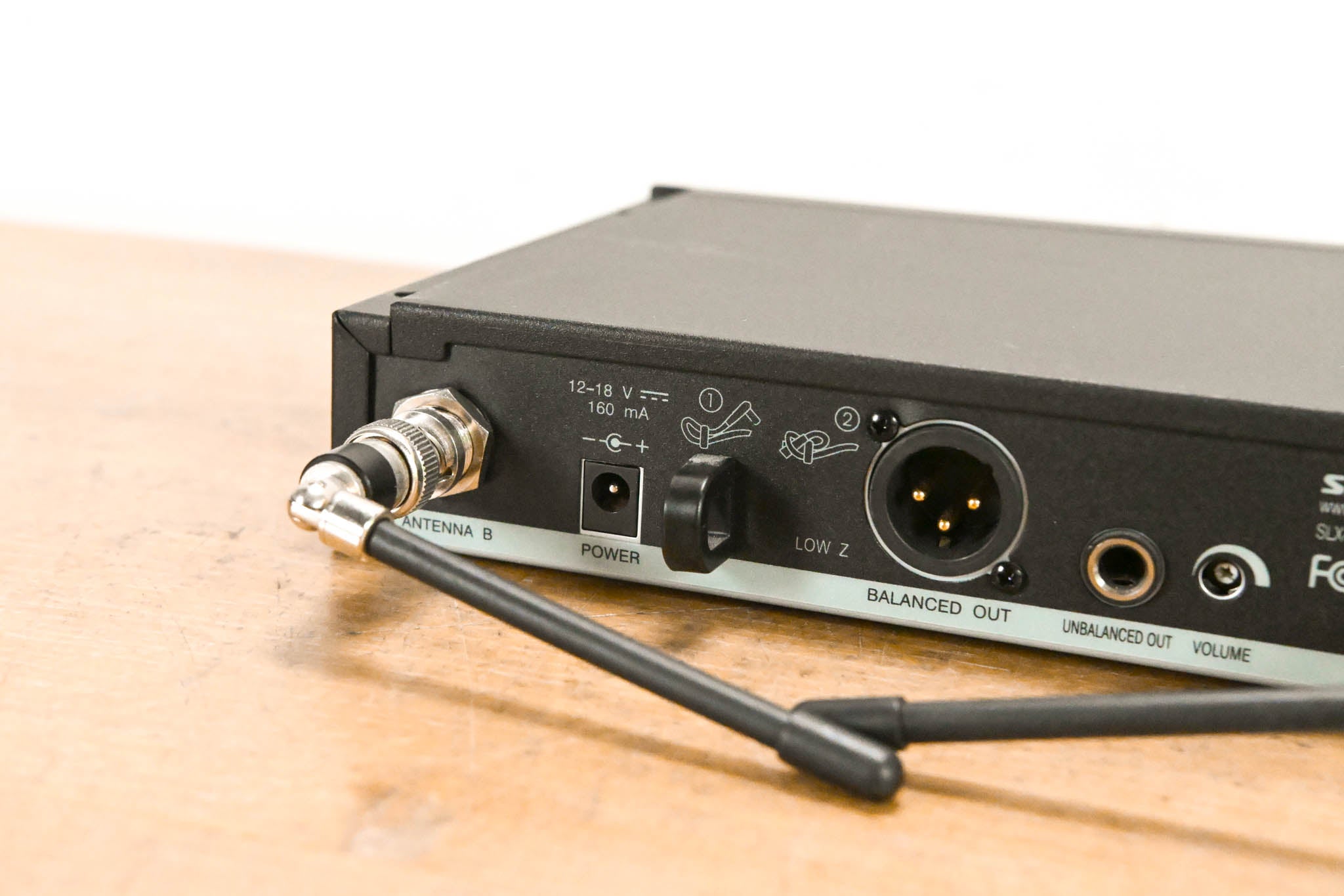 Shure SLX4 Wireless Receiver - G4 Band: 470-494 MHz (NO POWER SUPPLY)