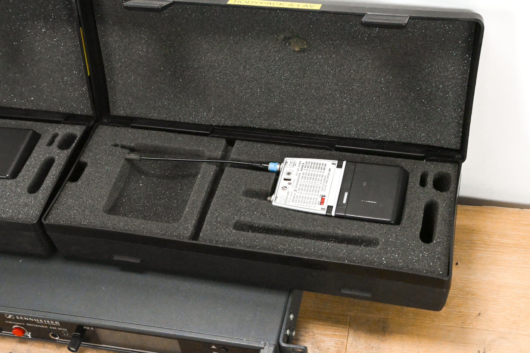Sennheiser EM 3032-U Mikroport Receiver w/ SK250 Bodypacks 584-608 MHz