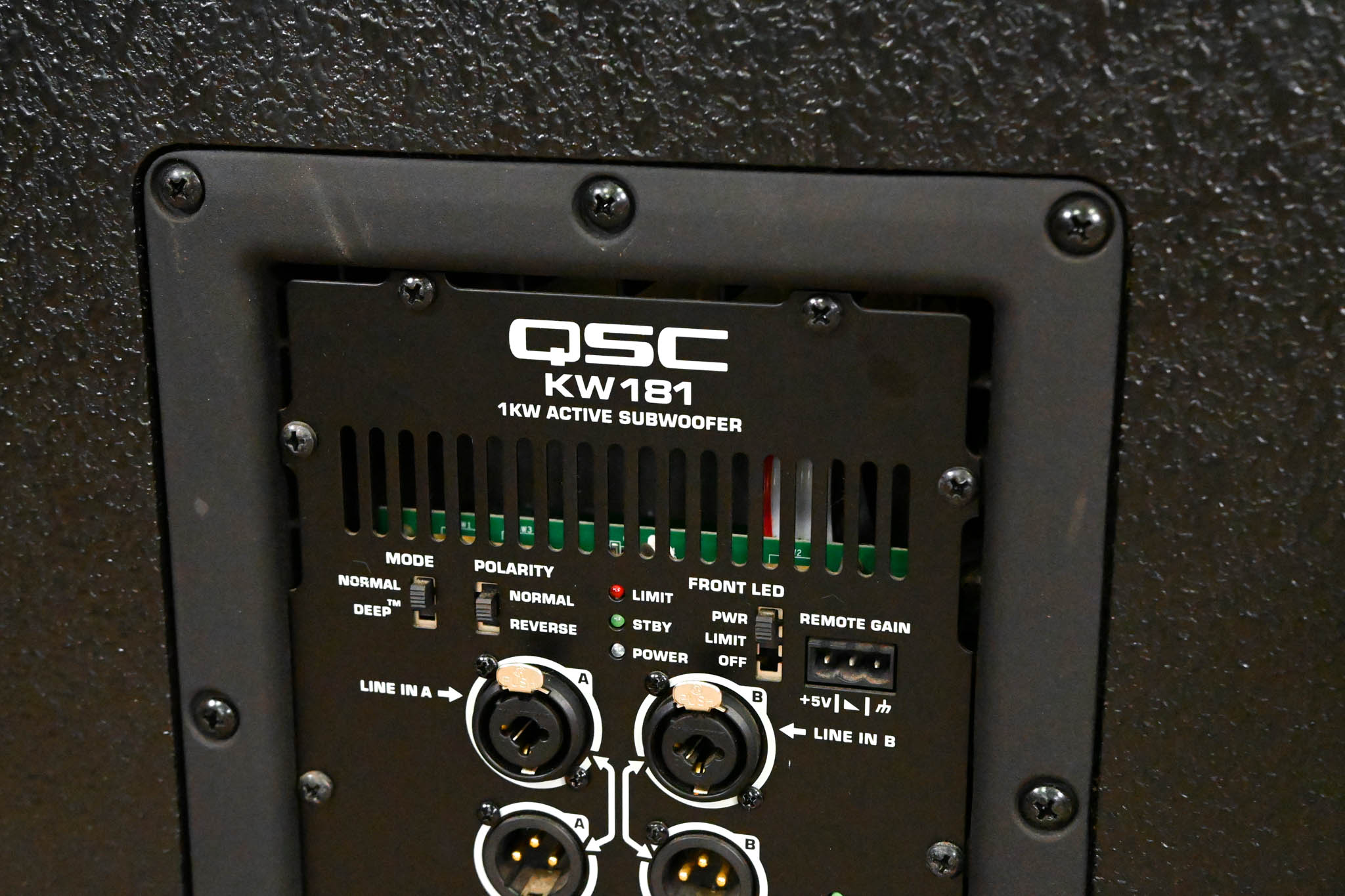 QSC KW181 1000W 18" Powered Subwoofer