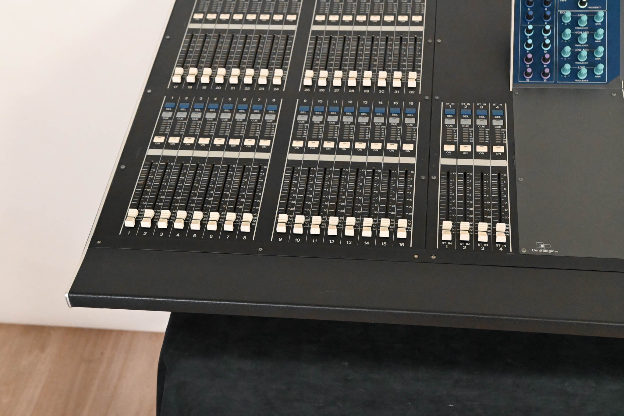 Yamaha M7CL-48 48-Channel Digital Audio Mixing Console