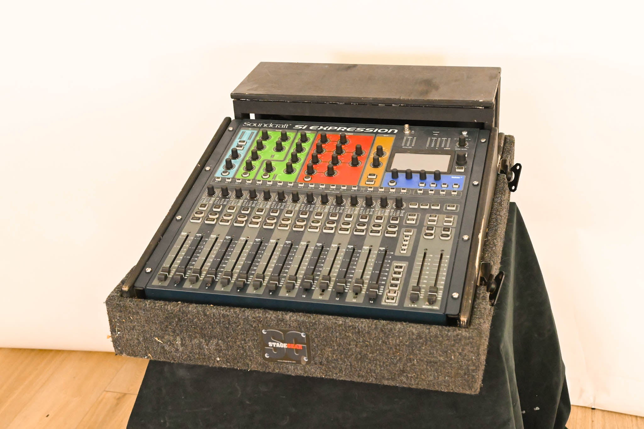 Soundcraft Si Expression 1 Digital Audio Mixing Console with Road Case
