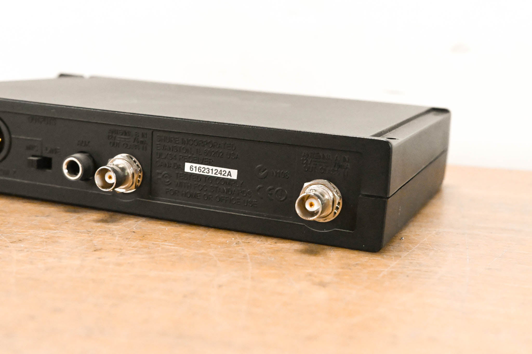 Shure ULXS4 Wireless Receiver - M1 Band: 662-698 MHz (NO POWER SUPPLY)