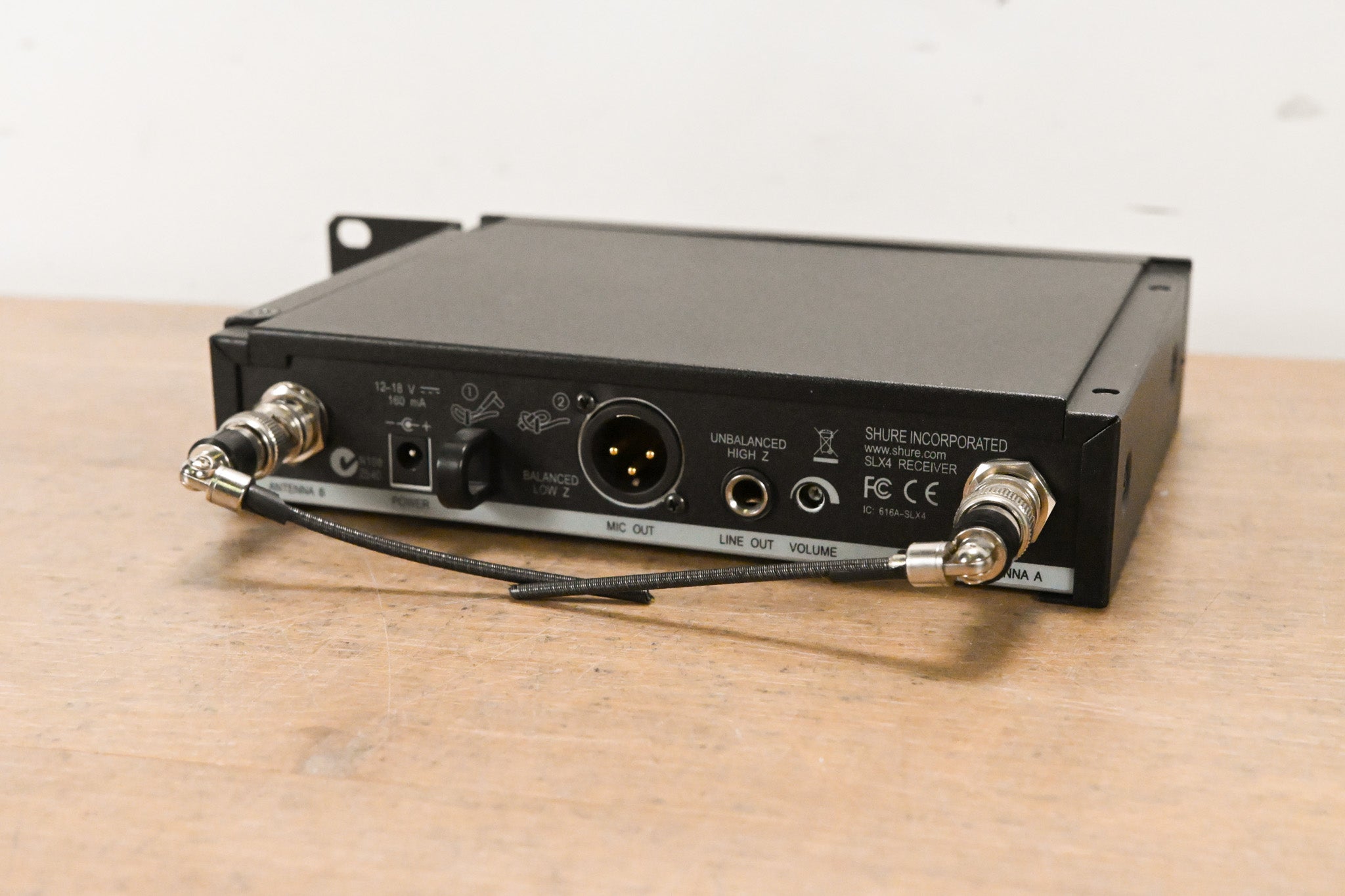 Shure SLX4 Wireless Receiver - L4 Band: 638-662 MHz (NO POWER SUPPLY)