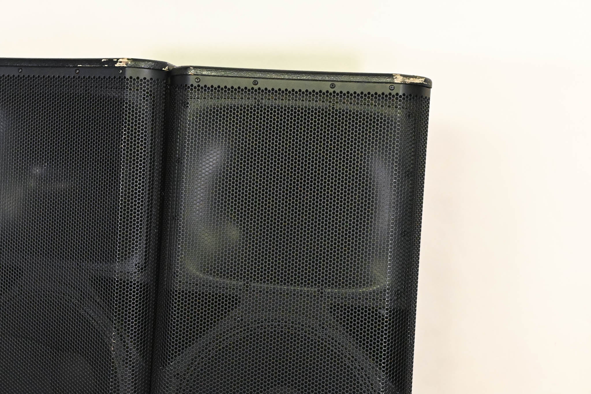 QSC KW152 Active 15" 2-Way Powered Speaker (PAIR) with Road Case