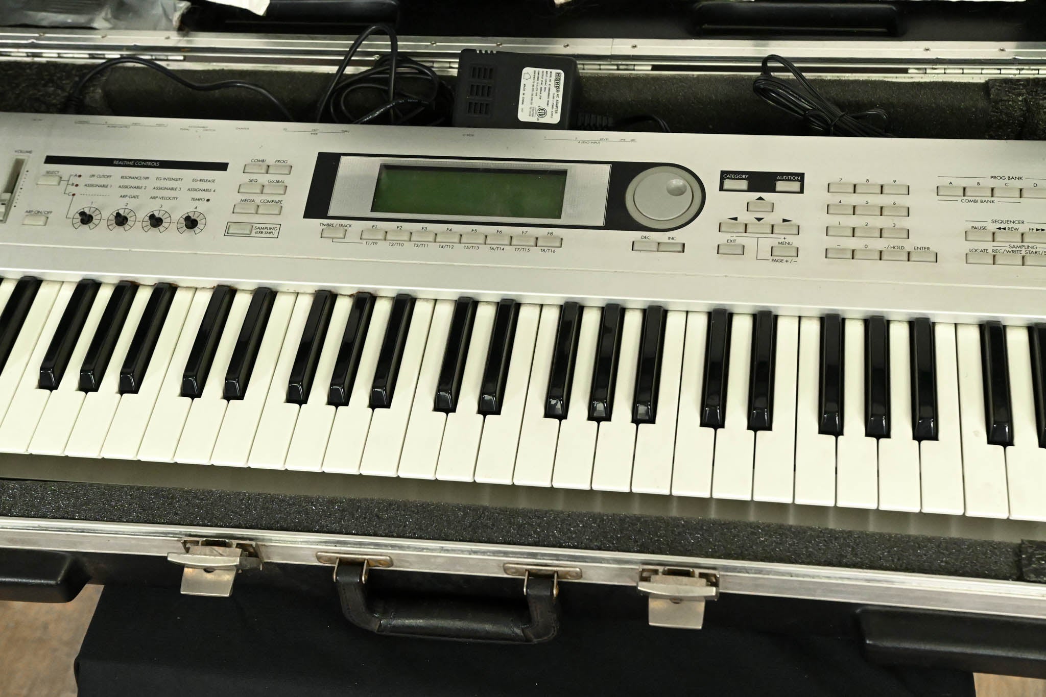 Korg TRITON Le 61-Key Music Workstation Keyboard with Case