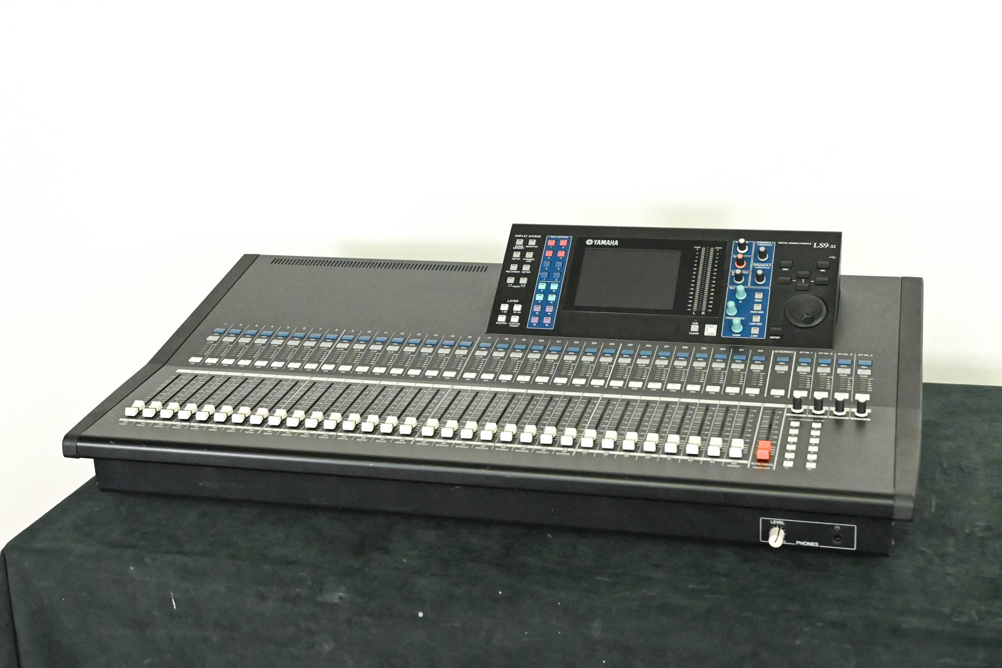 Yamaha LS9-32 32-Input Digital Mixing Console