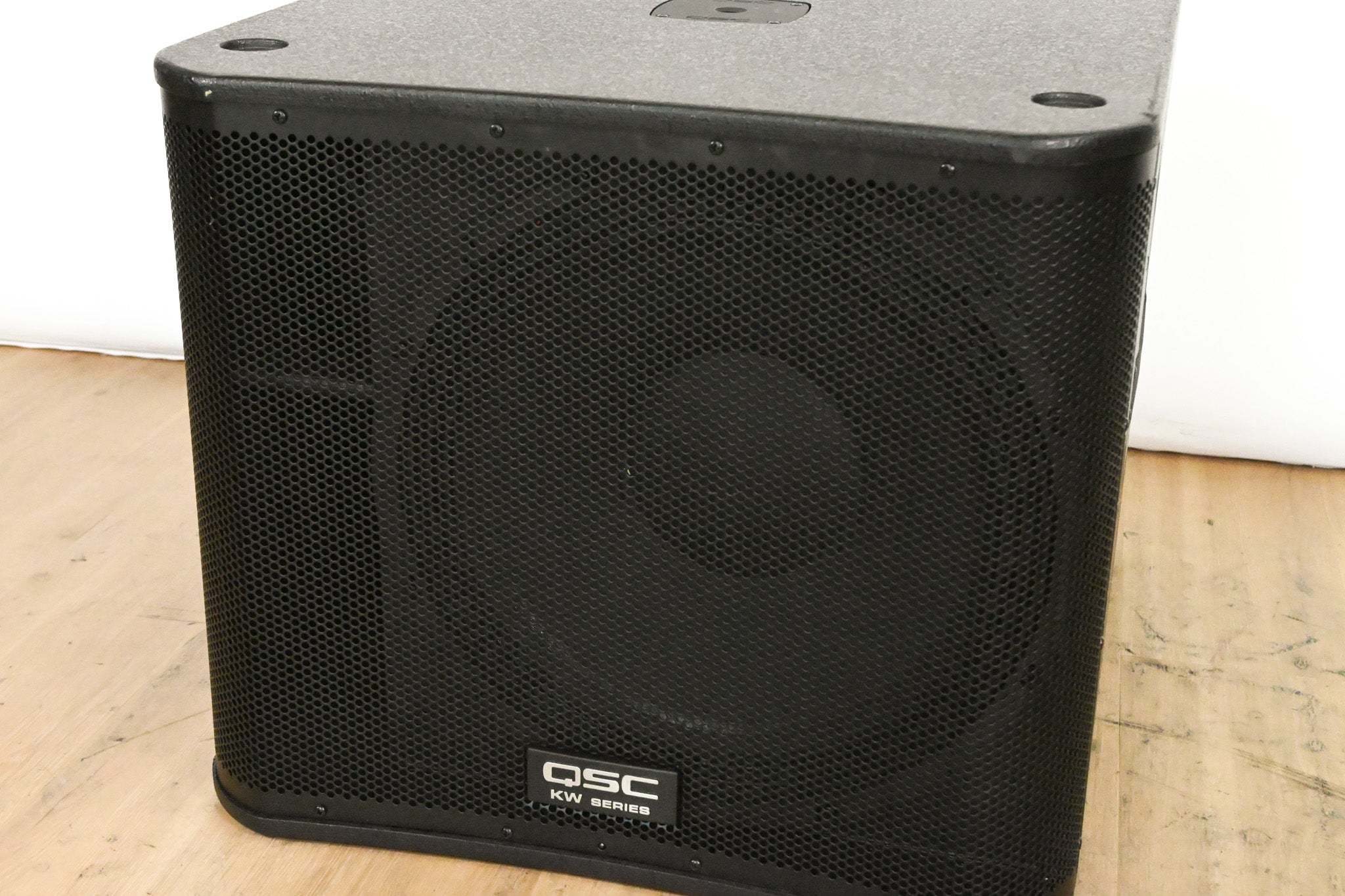 QSC KW181 1000W 18" Powered Subwoofer