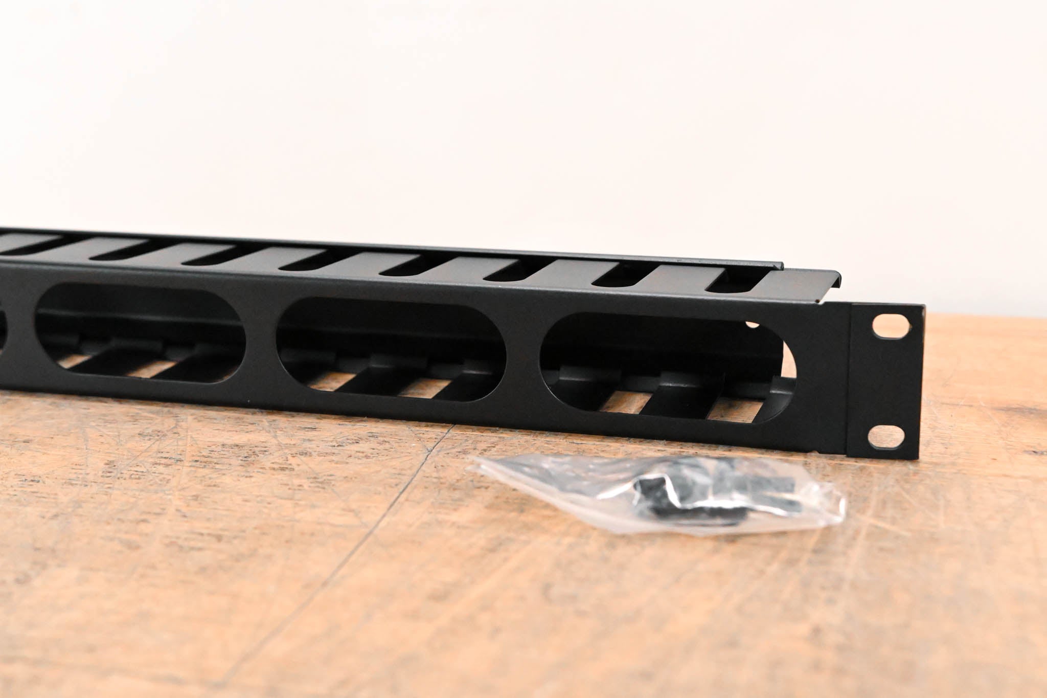 Gator Rackworks GRW-PNLCBLMNG1 1U Cable Management with Cap