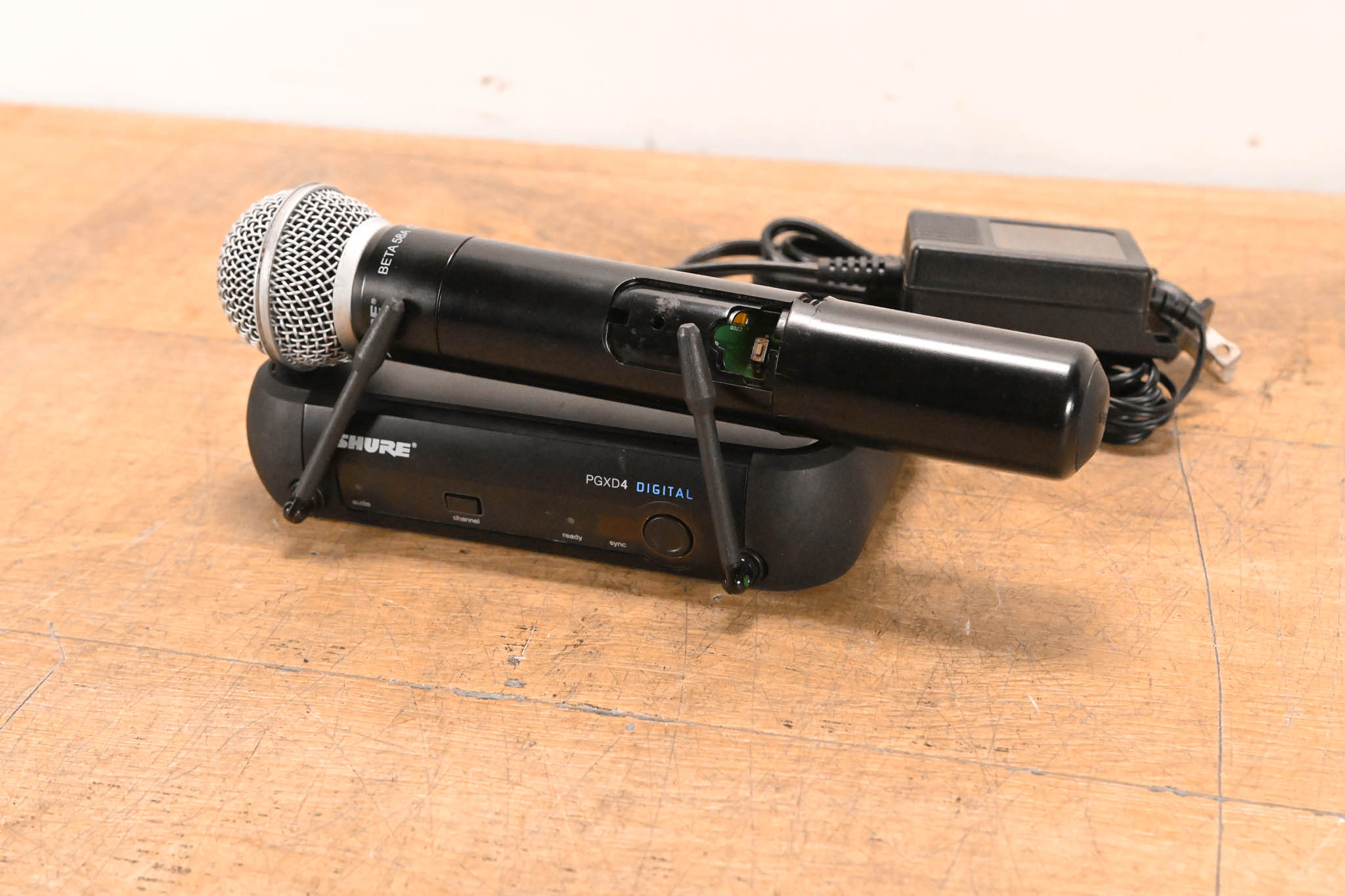 Shure PGXD24/BETA58-X8 Digital Wireless Handheld Microphone System