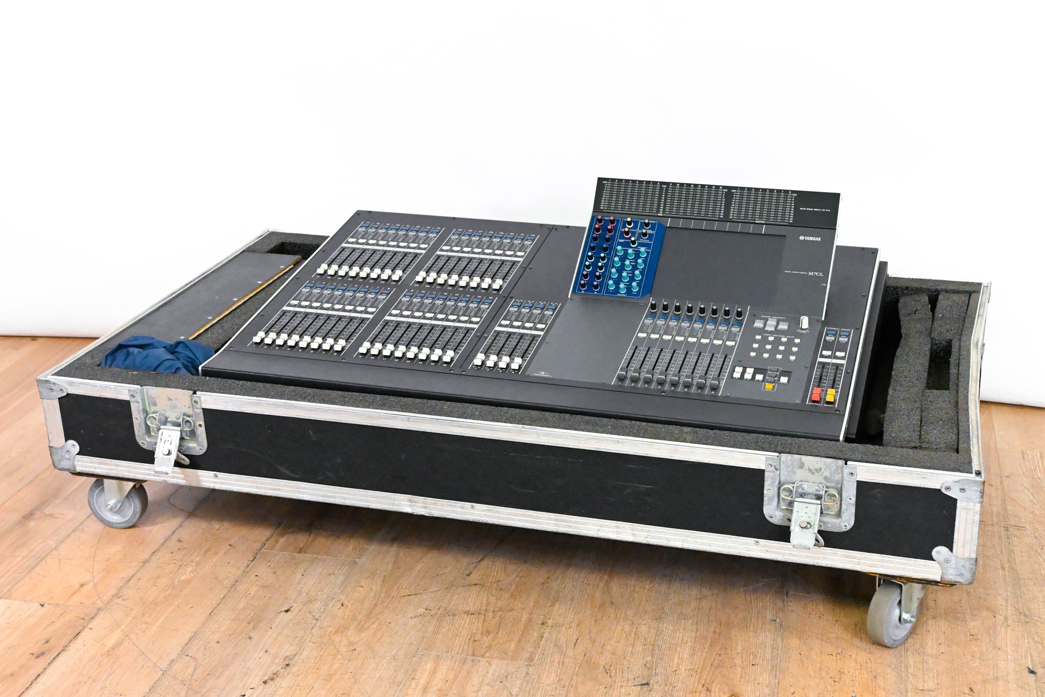 Yamaha M7CL-32 32-Channel Digital Audio Mixer with Road Case CG01XSN