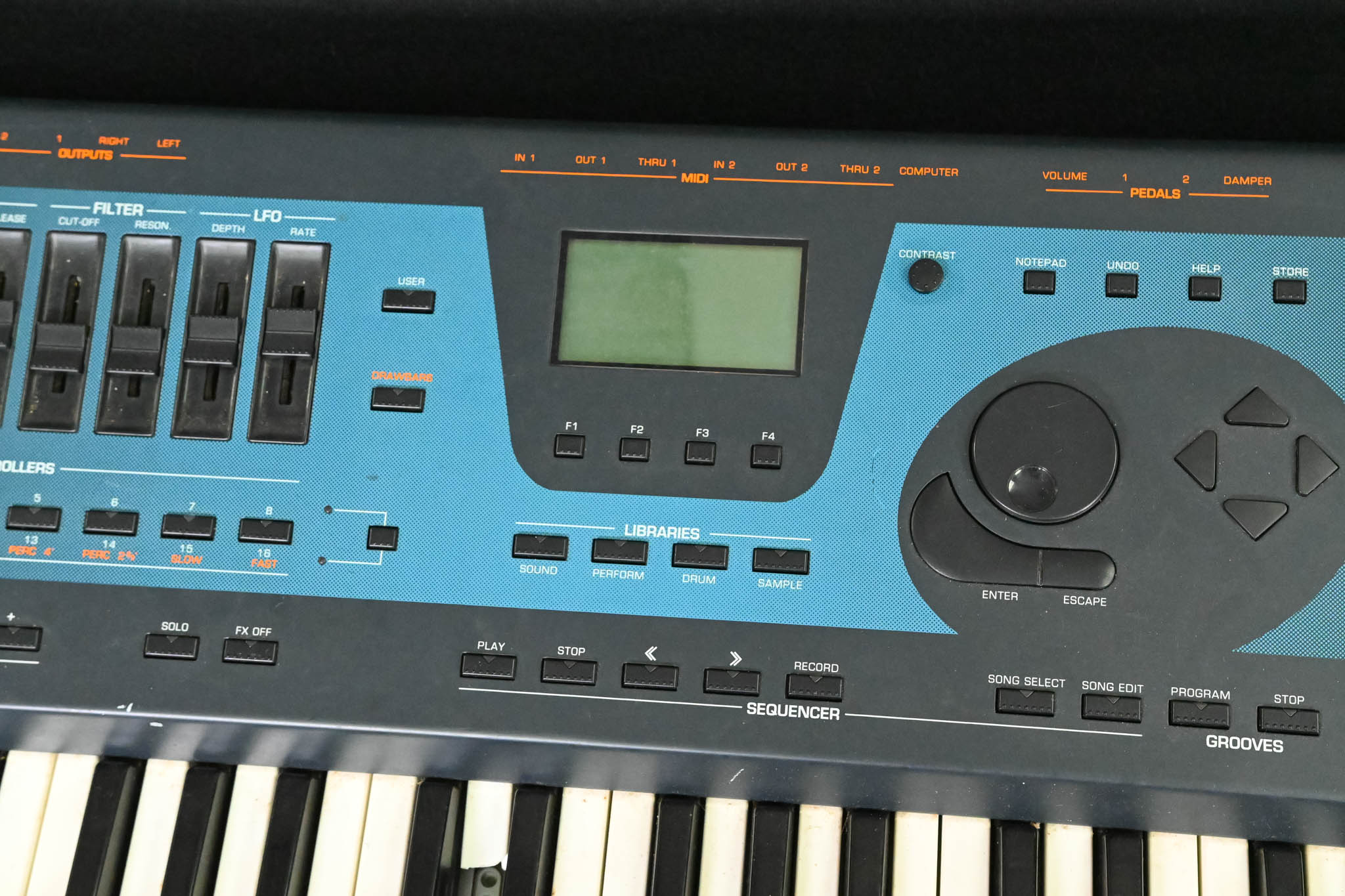 Generalmusic Equinox 76-Key Keyboard Workstation with Gator Case