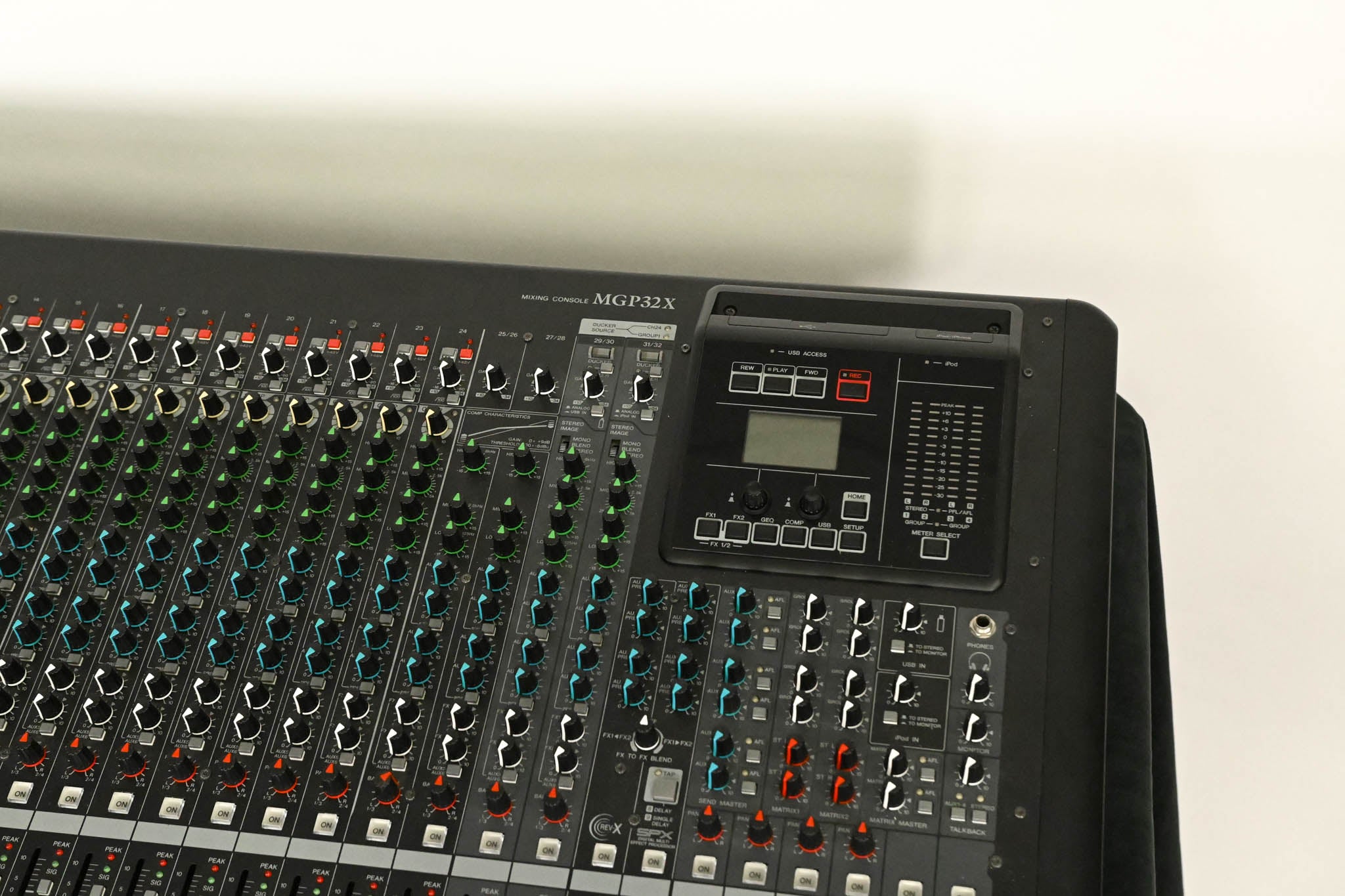 Yamaha MGP32X 32-Channel Mixer with USB and Effects