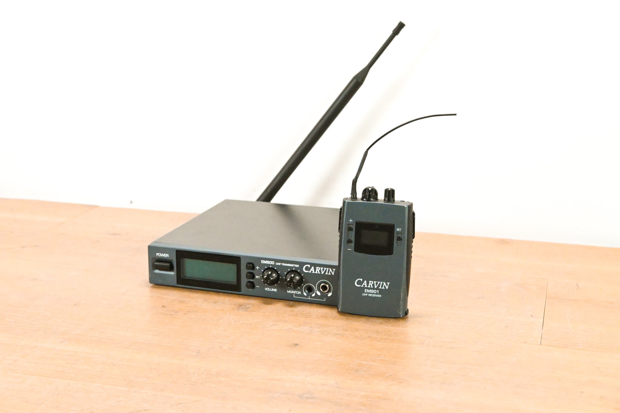 Carvin EM900 Wireless IEM System with EM901 Bodypack - 518-542 MHz
