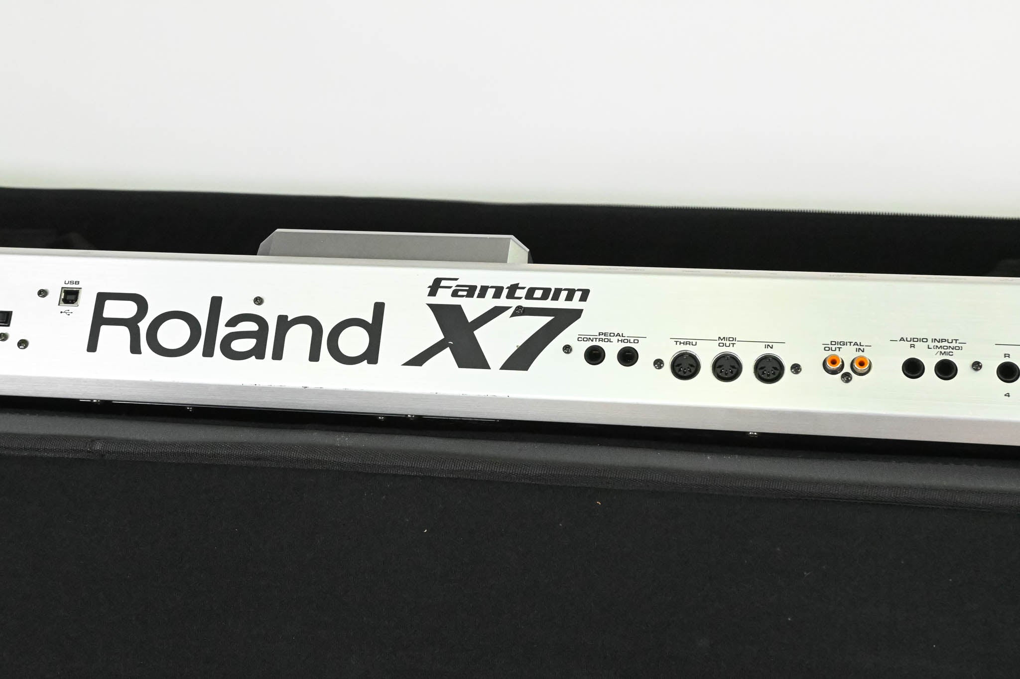 Roland Fantom-X7 76-Key Keyboard Workstation with Gator Case