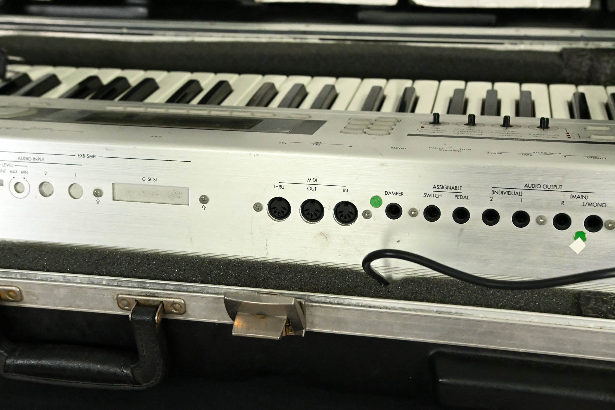 Korg TRITON Le 61-Key Music Workstation Keyboard with Case