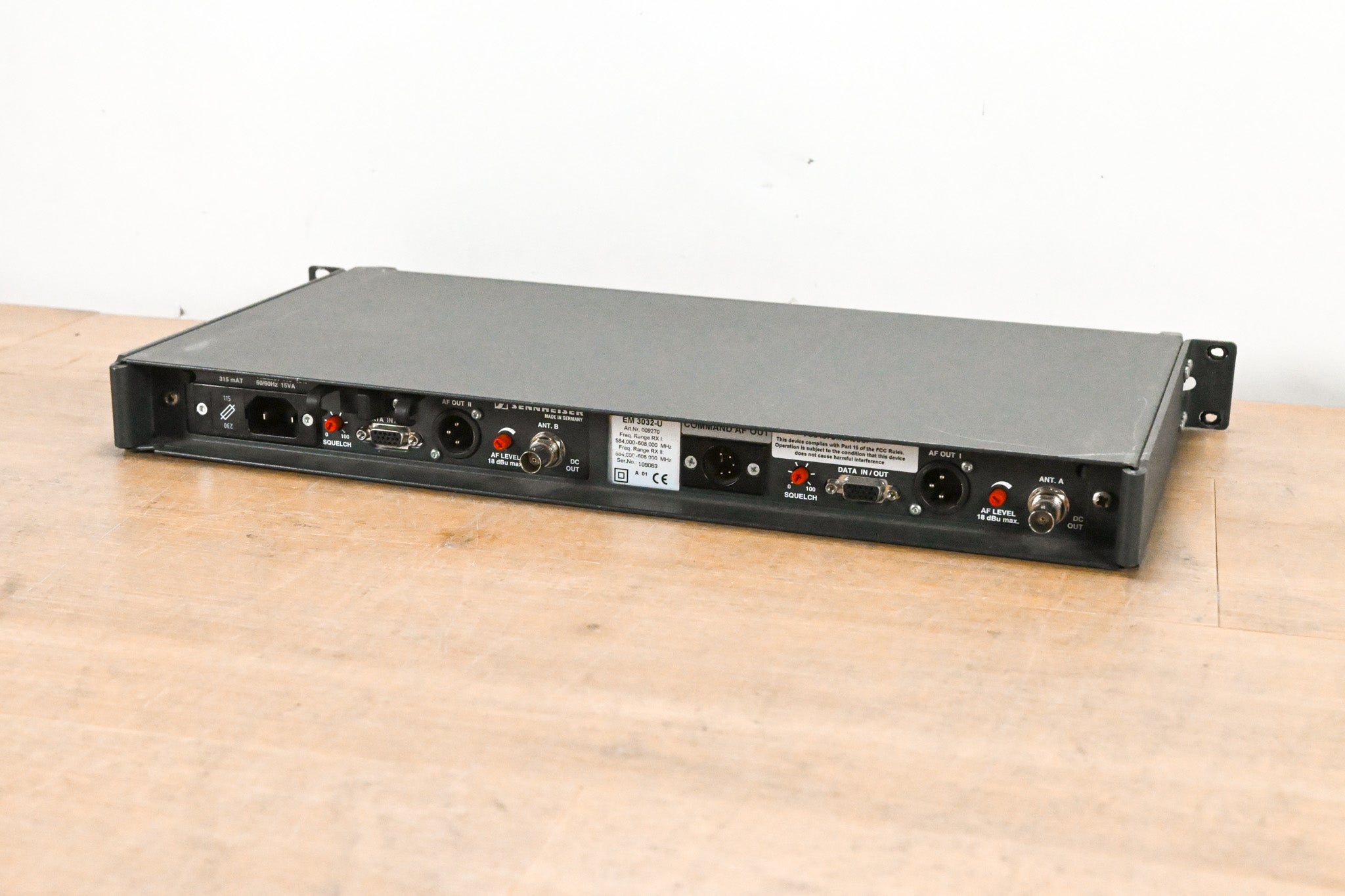 Sennheiser EM 3032-U Mikroport Receiver w/ SK250 Bodypacks 584-608 MHz