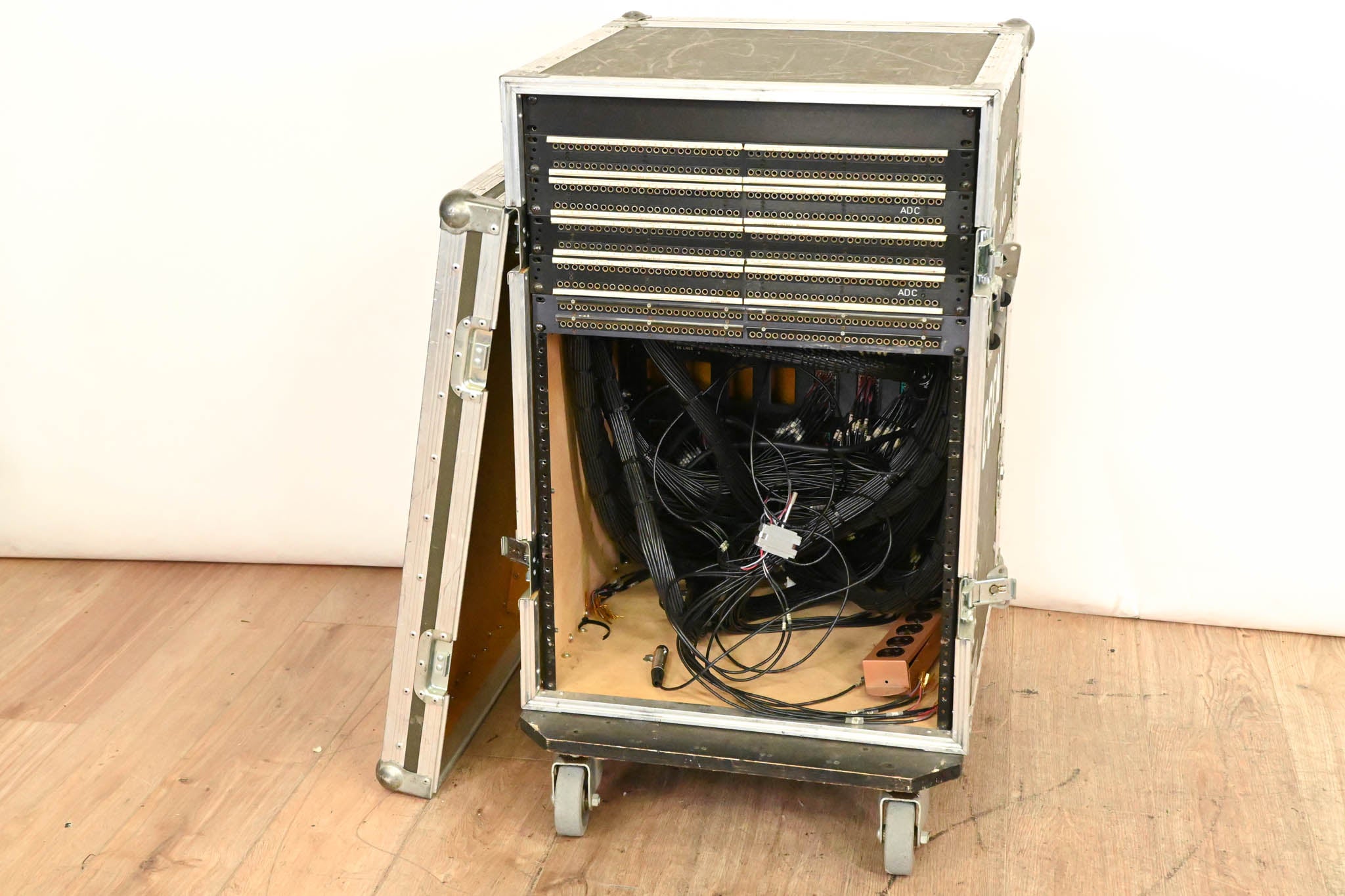 ADC 5x 96-Point TT Patchbay Rack w/ Elco I/O – 16U Rolling Case