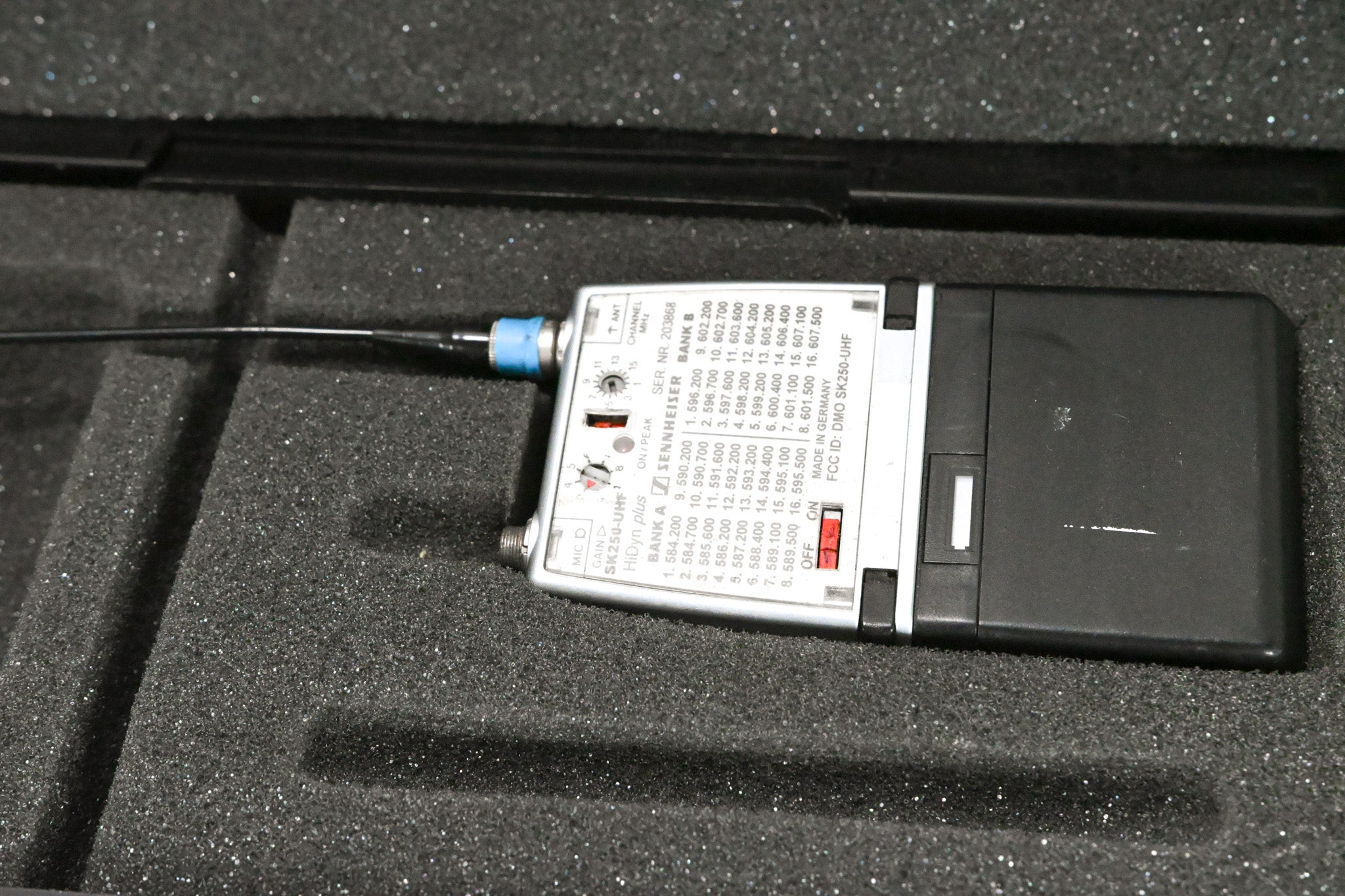 Sennheiser EM 3032-U Mikroport Receiver w/ SK250 Bodypacks 584-608 MHz