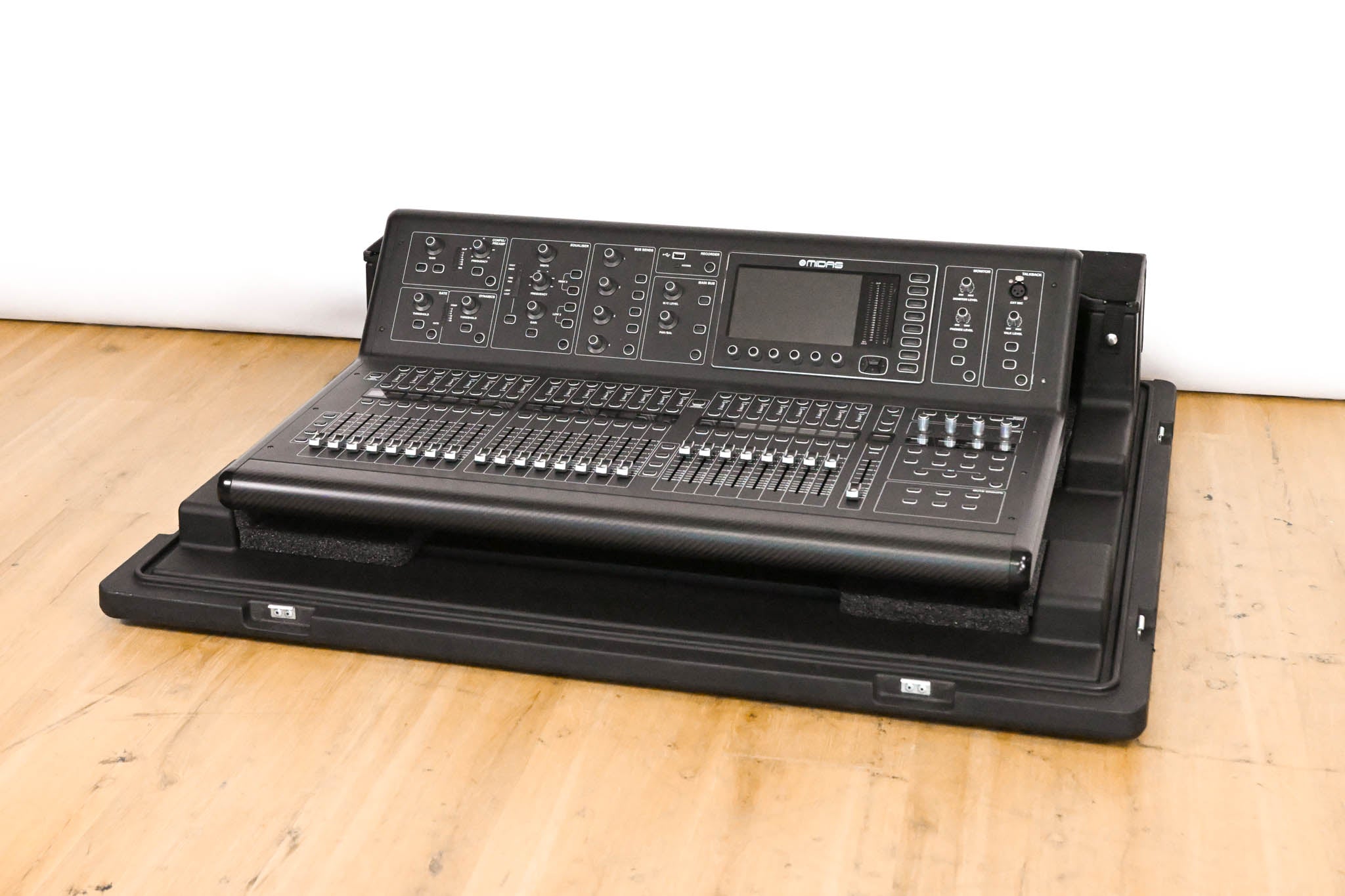 Midas M32 40-Channel Digital Audio Console with Road Case