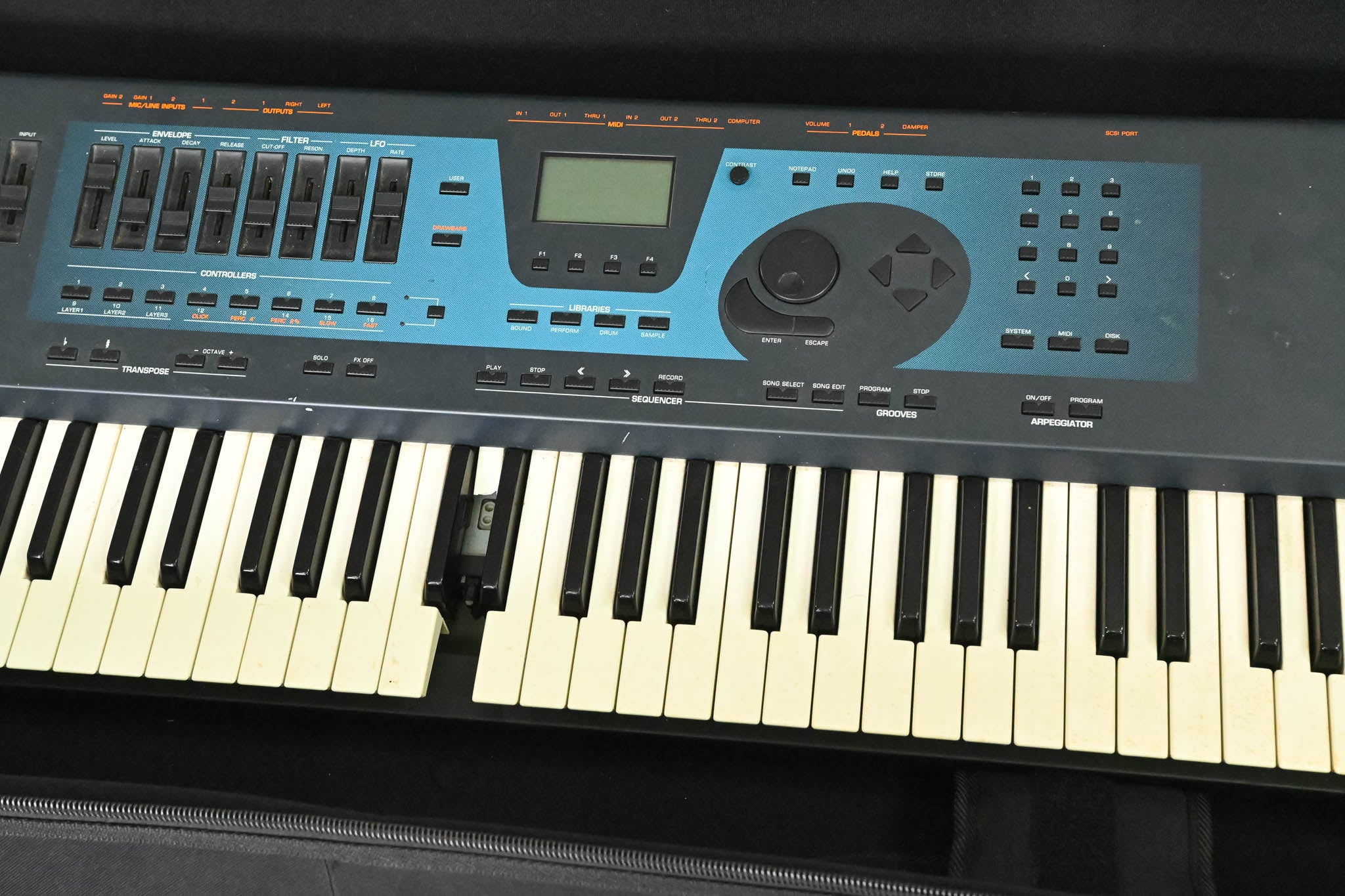 Generalmusic Equinox 76-Key Keyboard Workstation with Gator Case