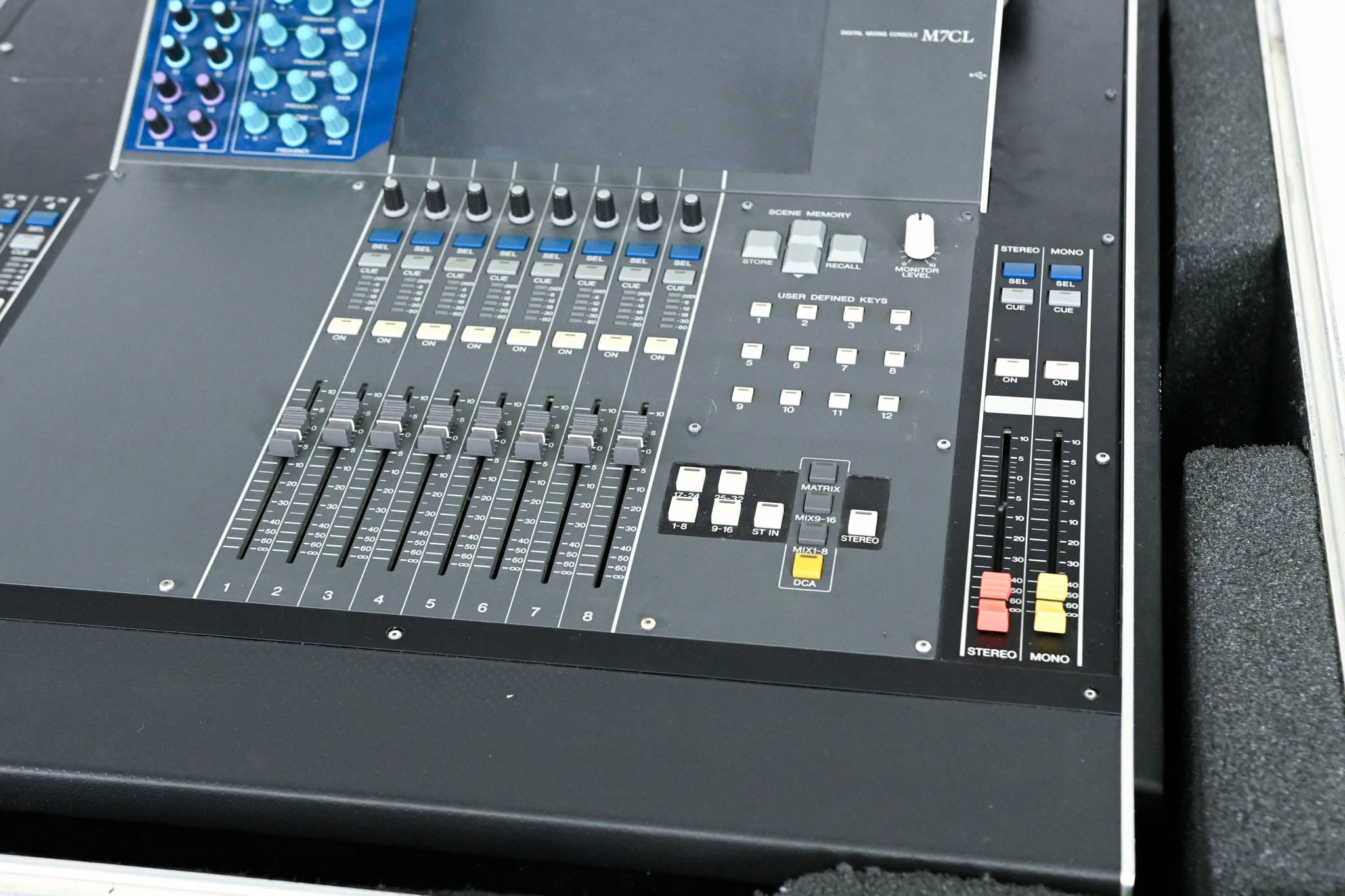 Yamaha M7CL-32 32-Channel Digital Audio Mixer with Road Case