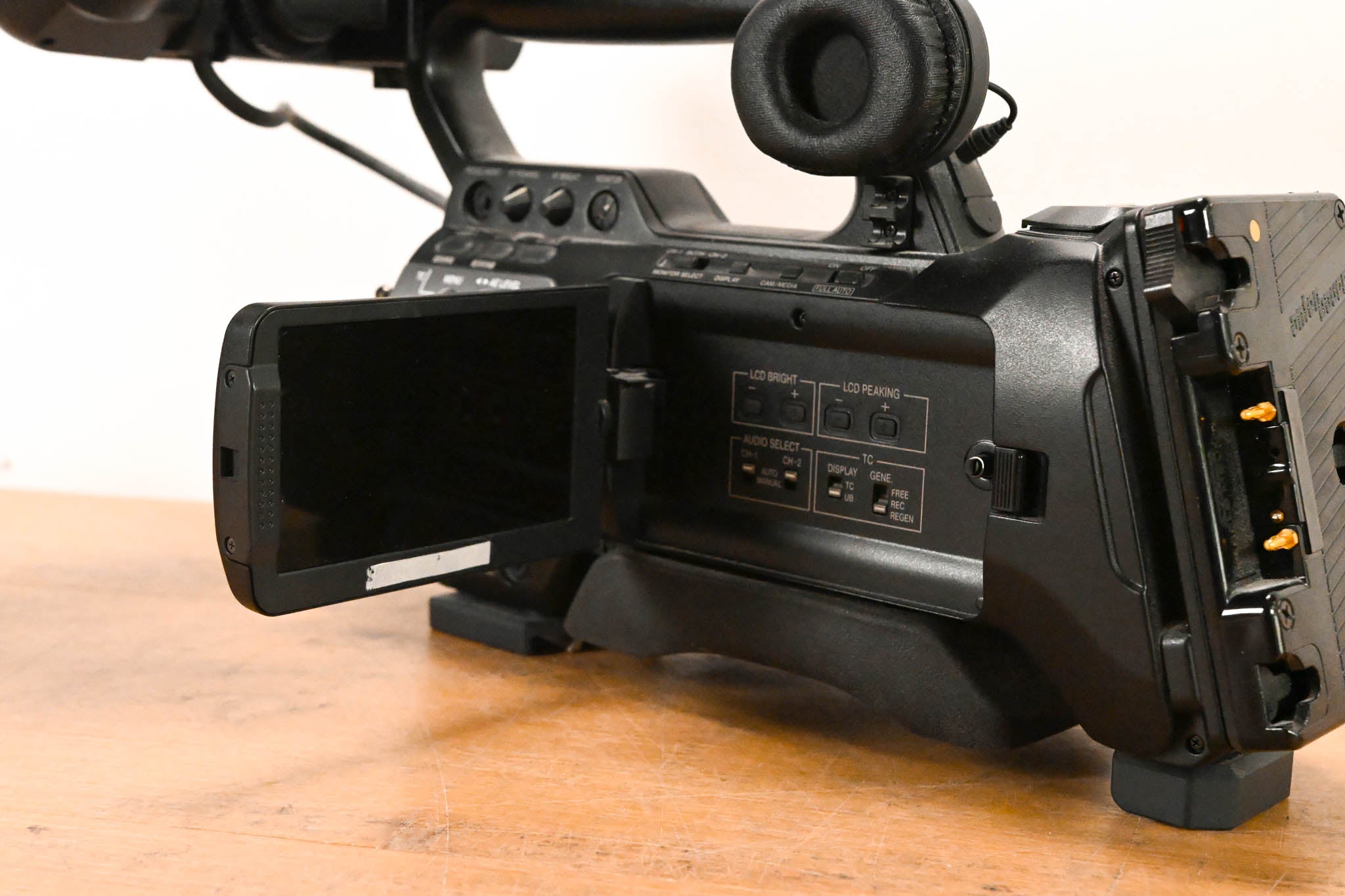 JVC GY-HM700CHU ProHD Compact Shoulder Solid State Camcorder