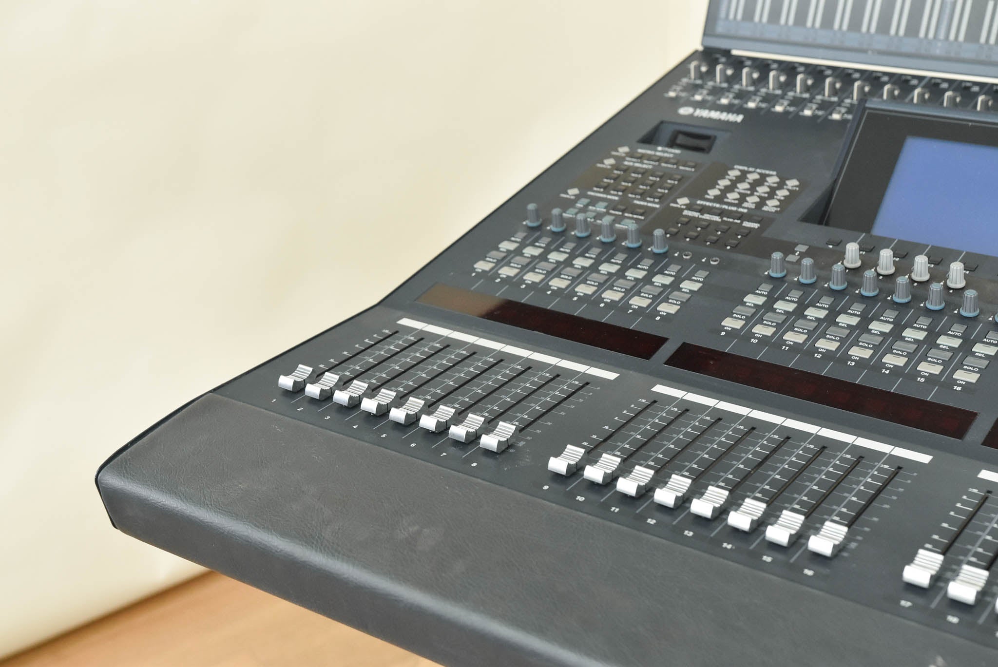 Yamaha DM2000 24-Channel Digital Audio Mixing Console CG00YXW Yamaha DM2000 24-Channel Digital Audio Mixing Console CG00YXW