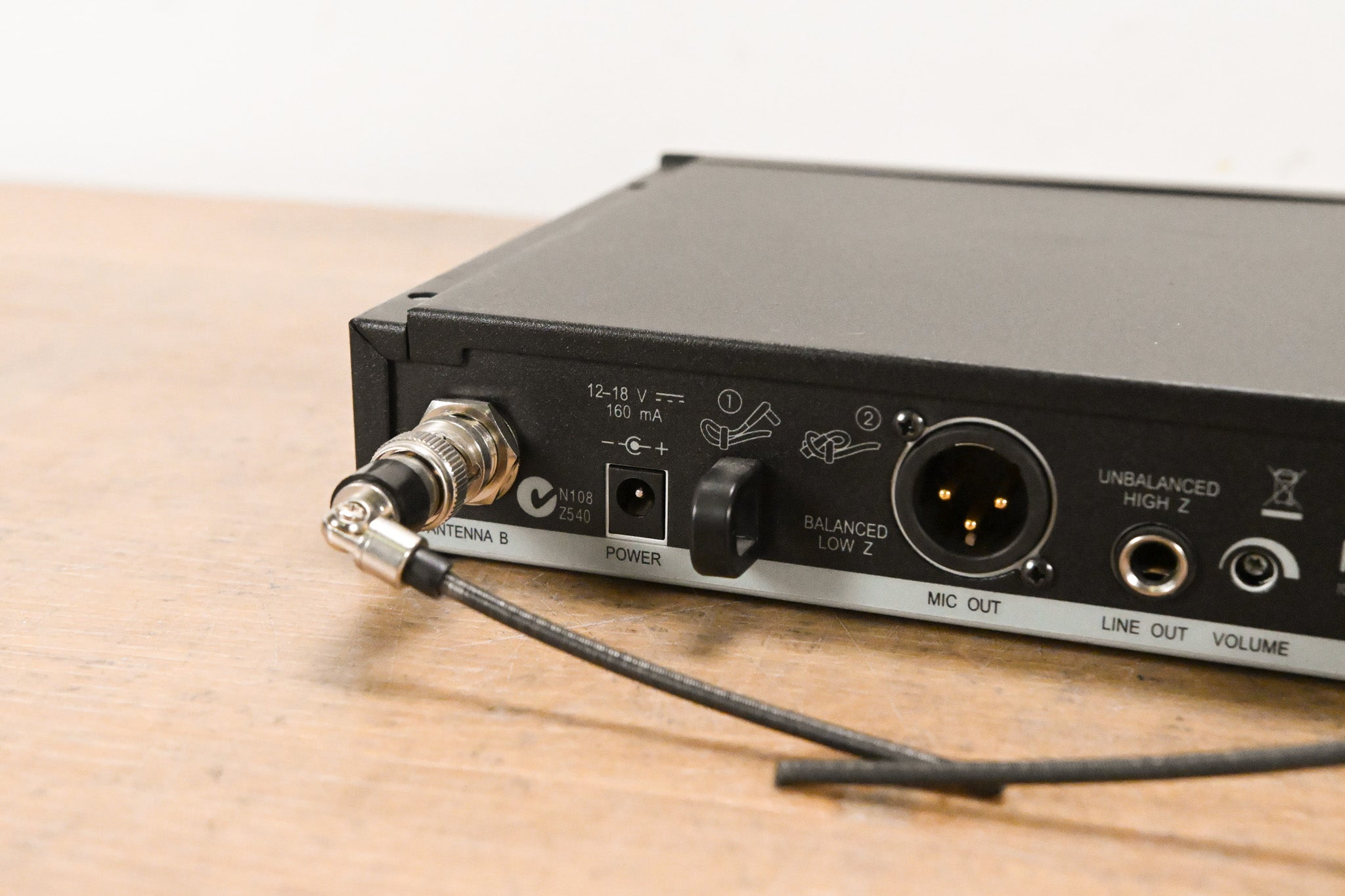 Shure SLX4 Wireless Receiver - L4 Band: 638-662 MHz (NO POWER SUPPLY)