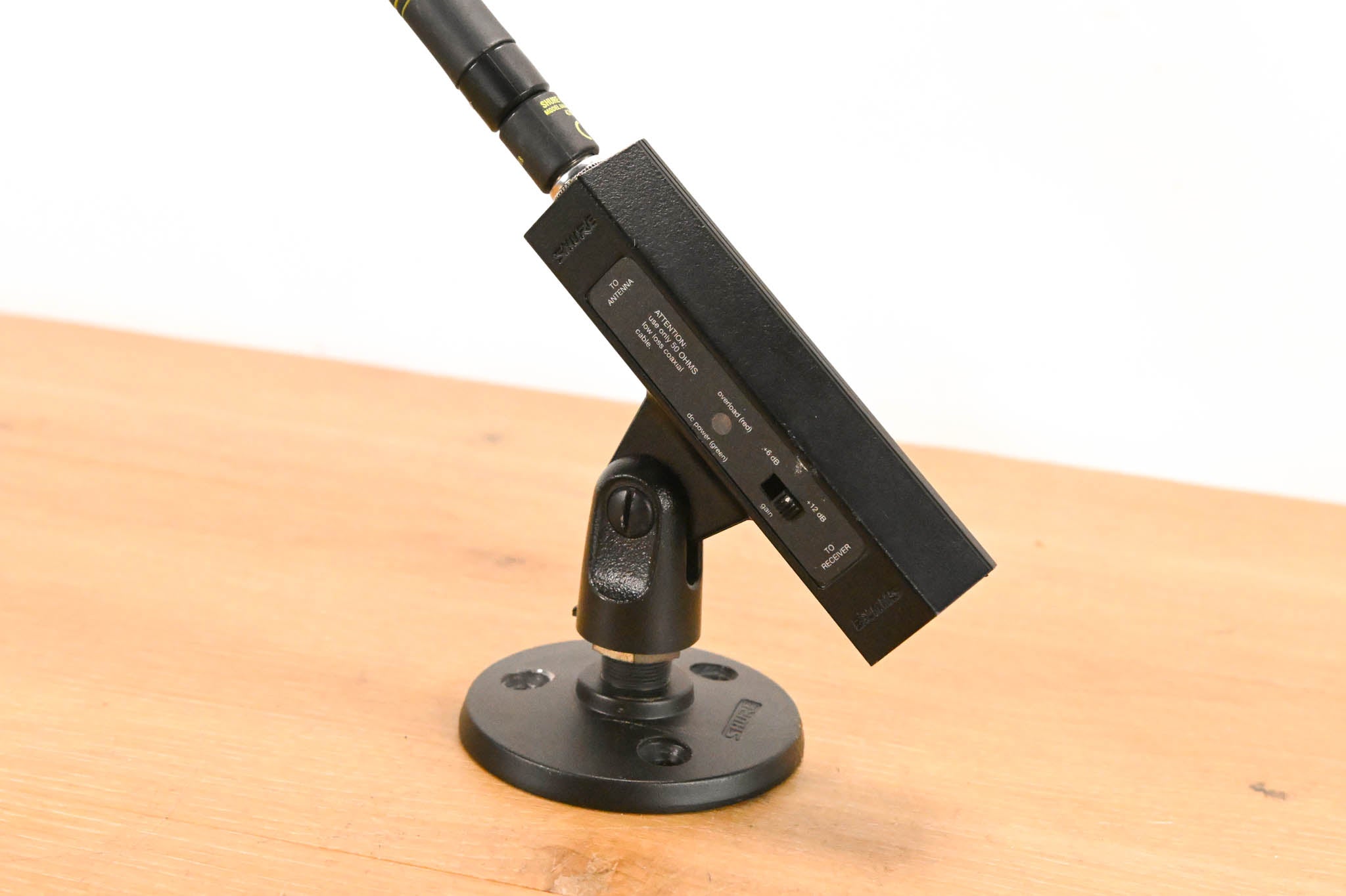 Shure UA834WB In-Line Antenna Amplifier with Stand - 470-900 MHz