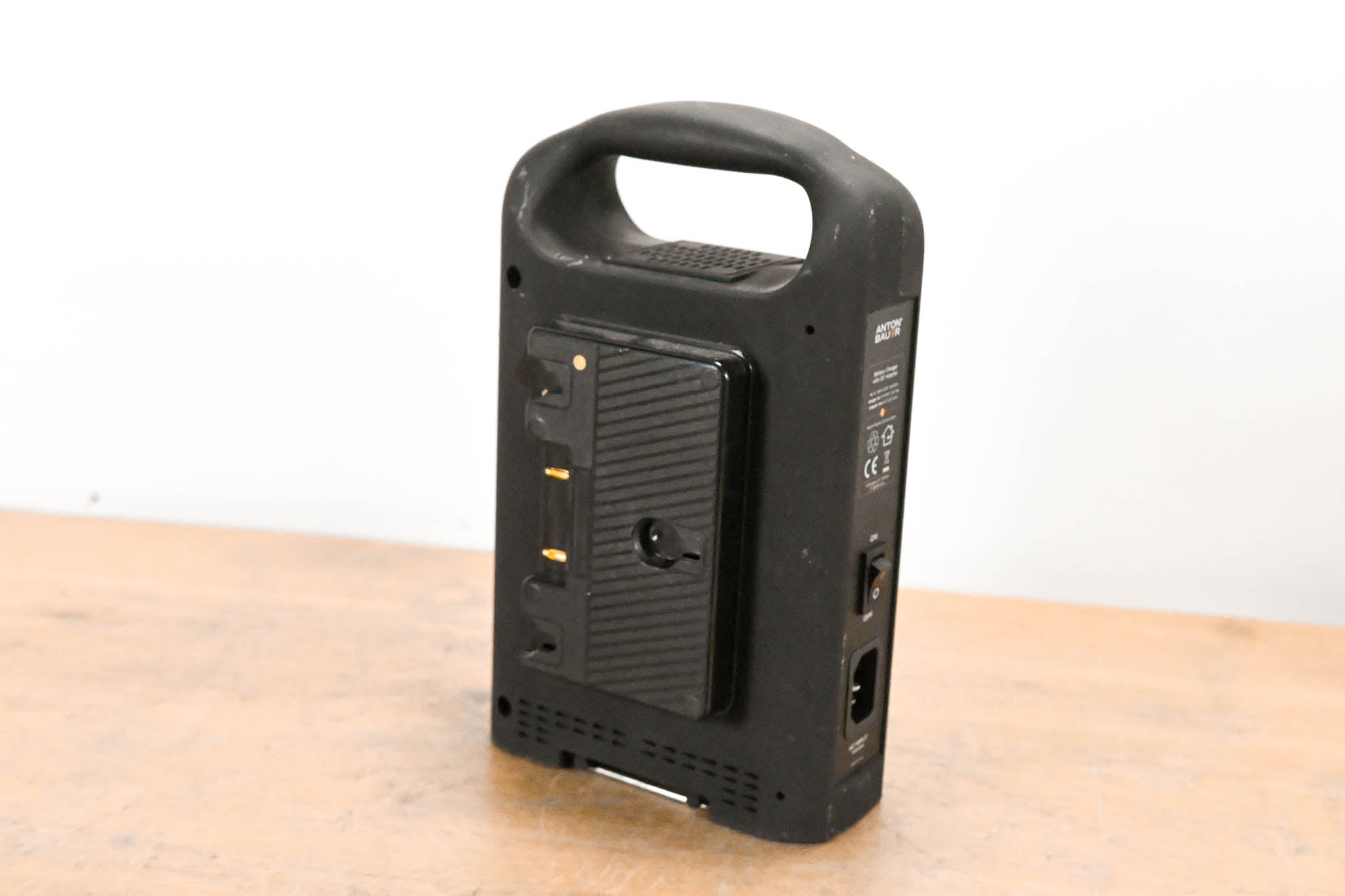 Anton Bauer GM2 Dual-Bay Charger with 4-Pin XLR Output (Gold Mount)