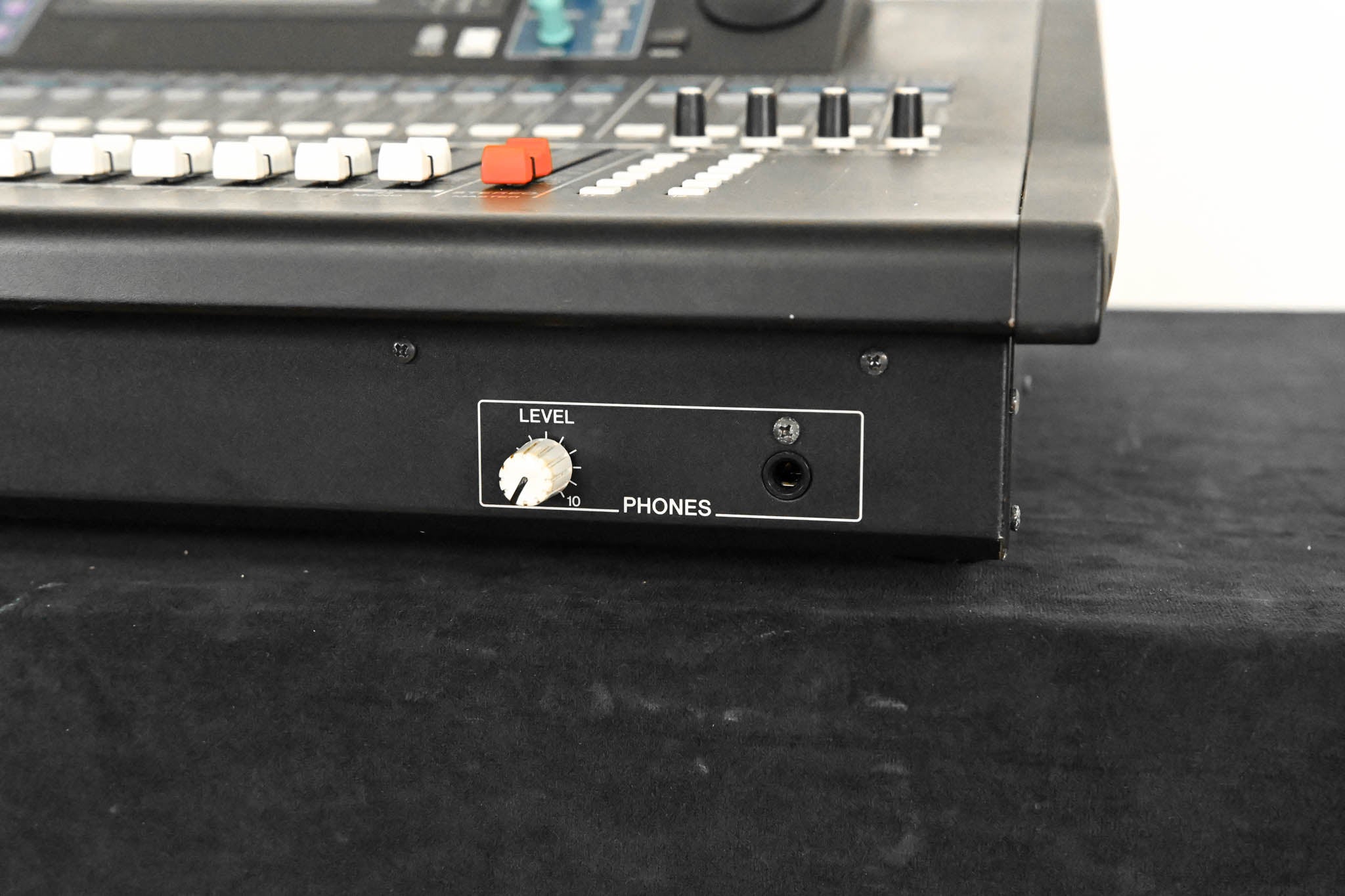 Yamaha LS9-32 32-Input Digital Mixing Console