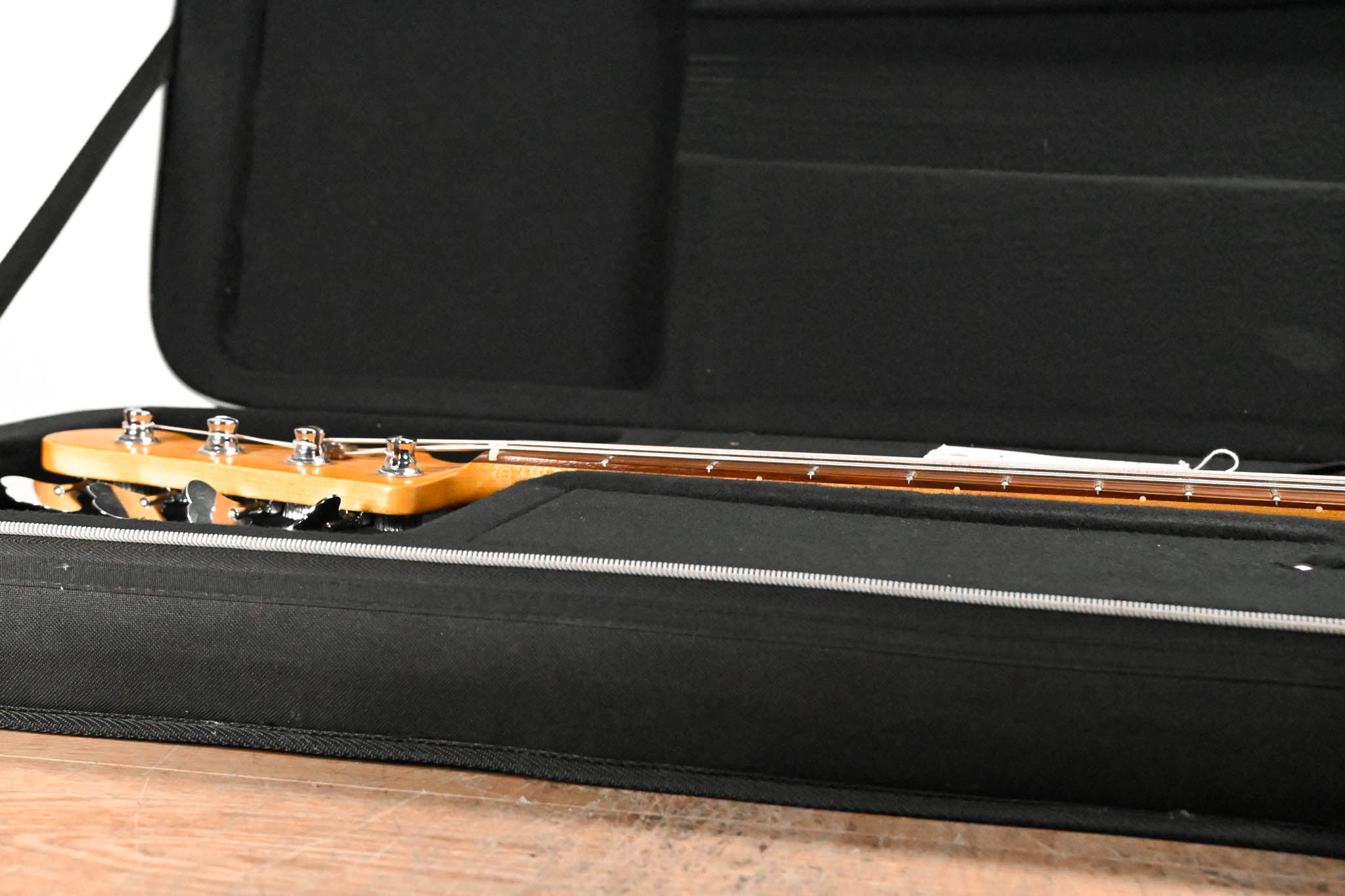 Fender Precision Bass 2009 MIM Sunburst With Case
