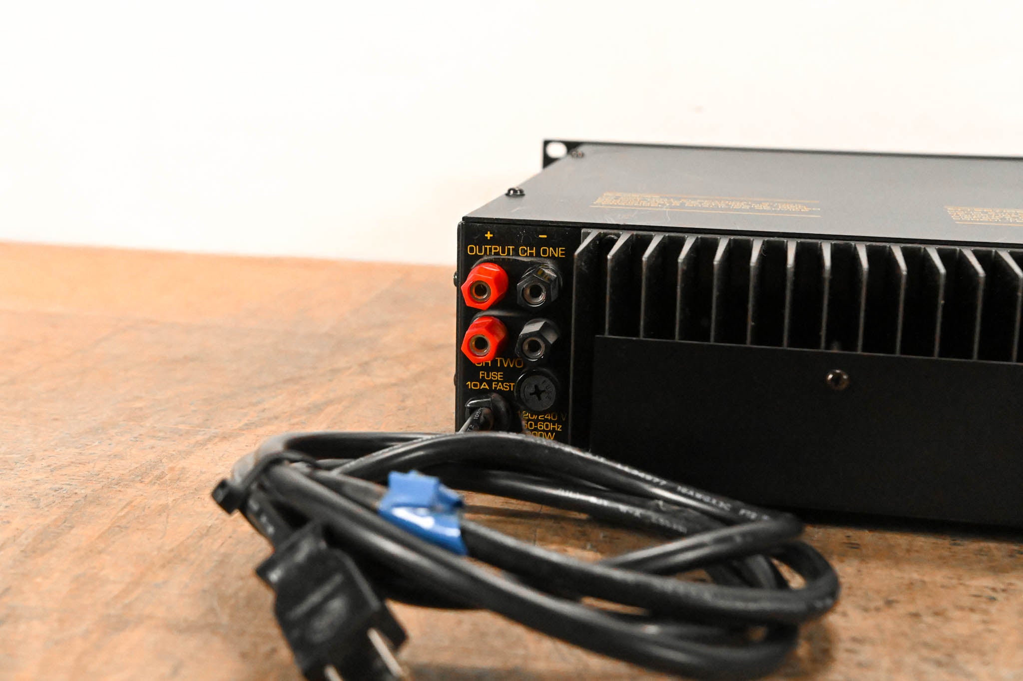 AB International 1650 2-Channel Power Amplifier