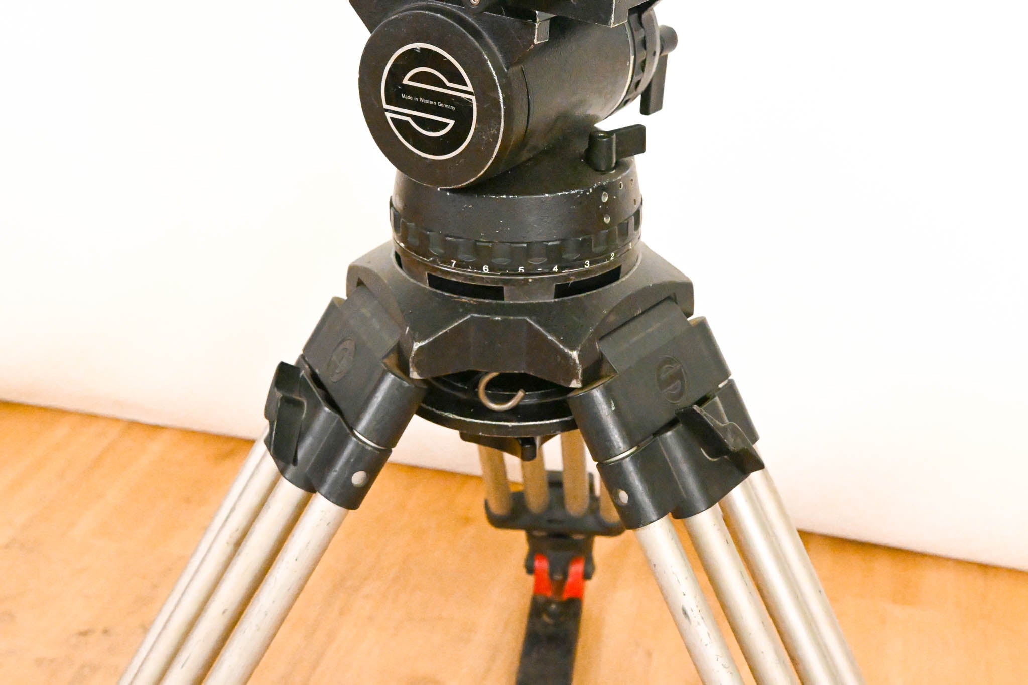 Sachtler 100mm Fluid Head w/ 5151 1-Stage Aluminum Tripod & Spreader
