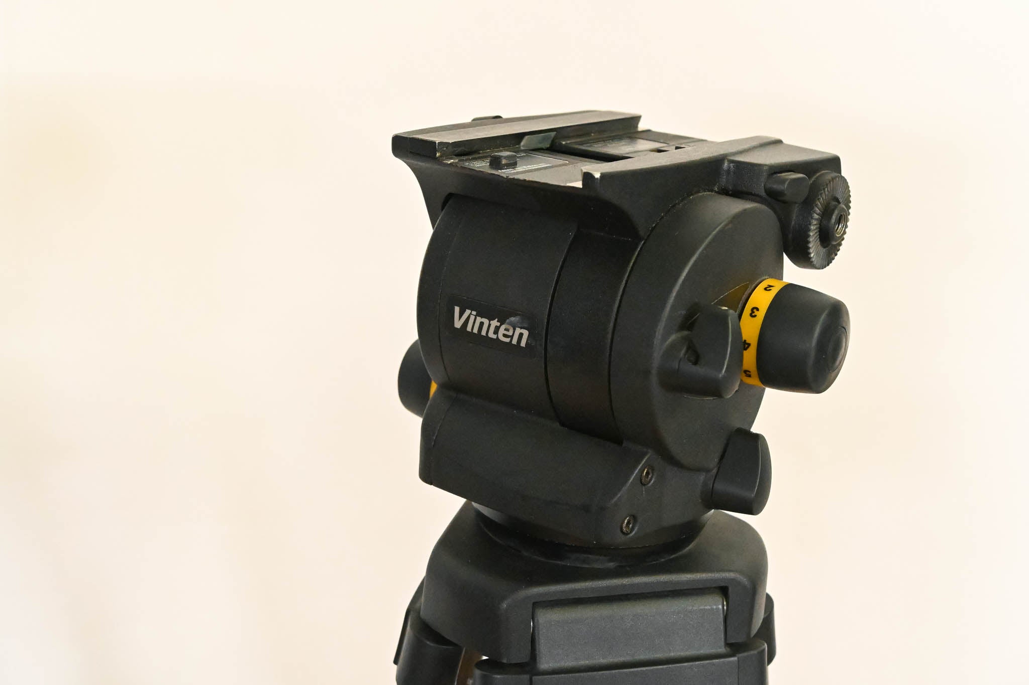 Vinten Vision 100 Fluid Head with Aluminum Tripod