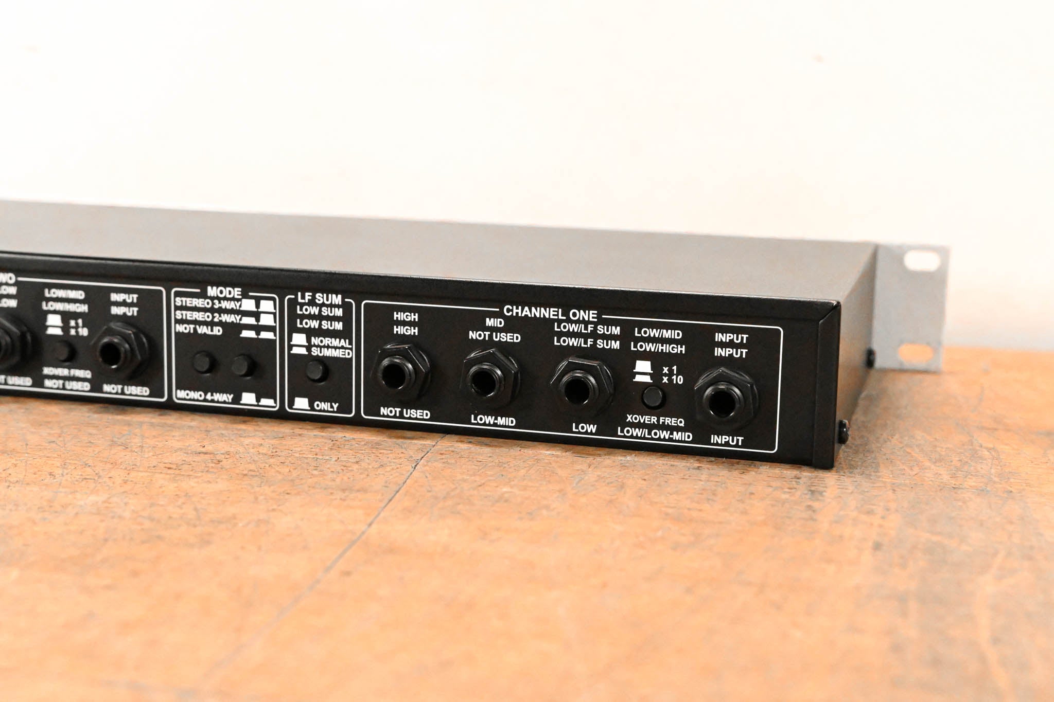 dbx 234s Stereo 2-Way, Mono 4-Way Crossover