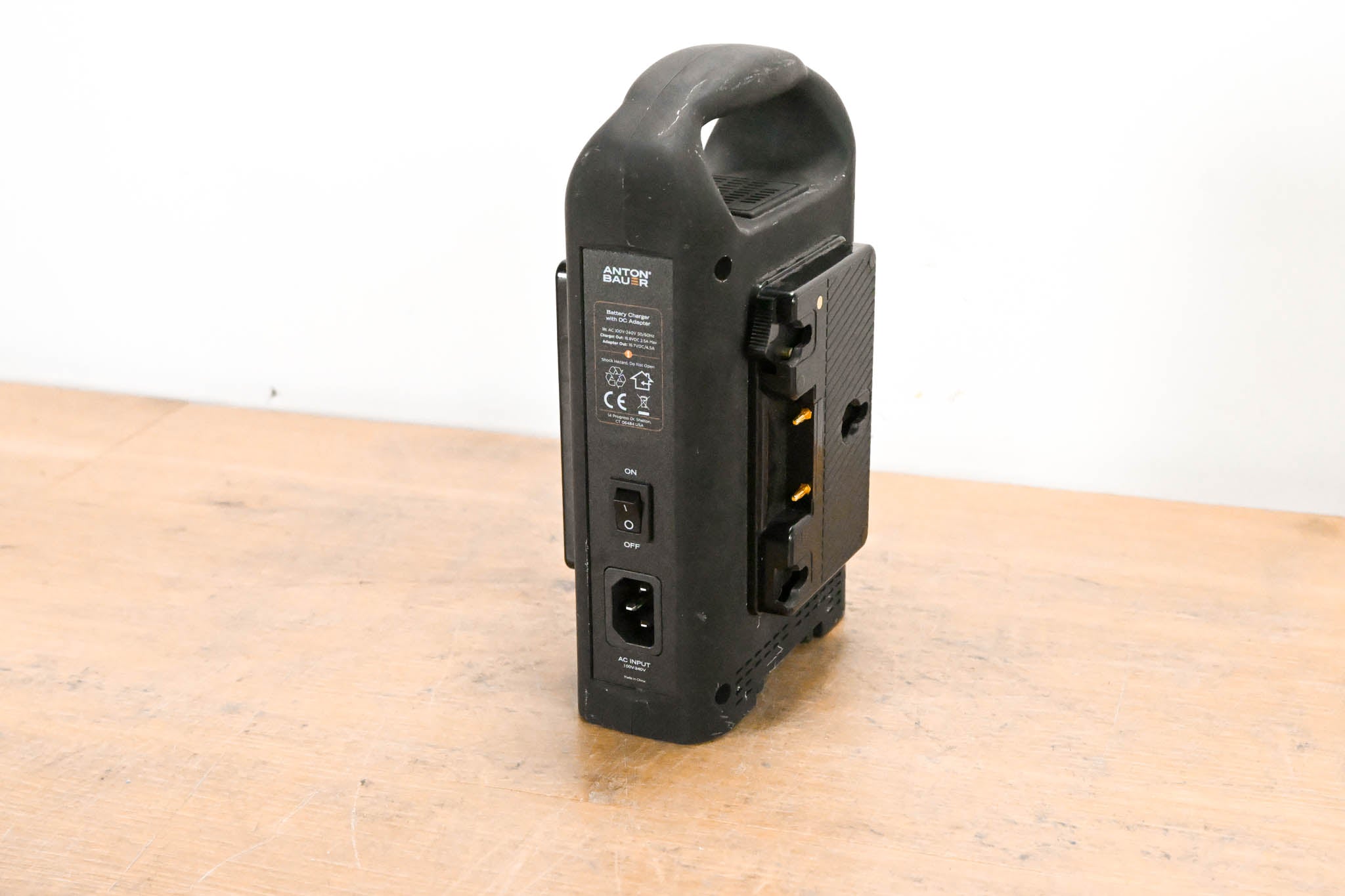 Anton Bauer GM2 Dual-Bay Charger with 4-Pin XLR Output (Gold Mount)