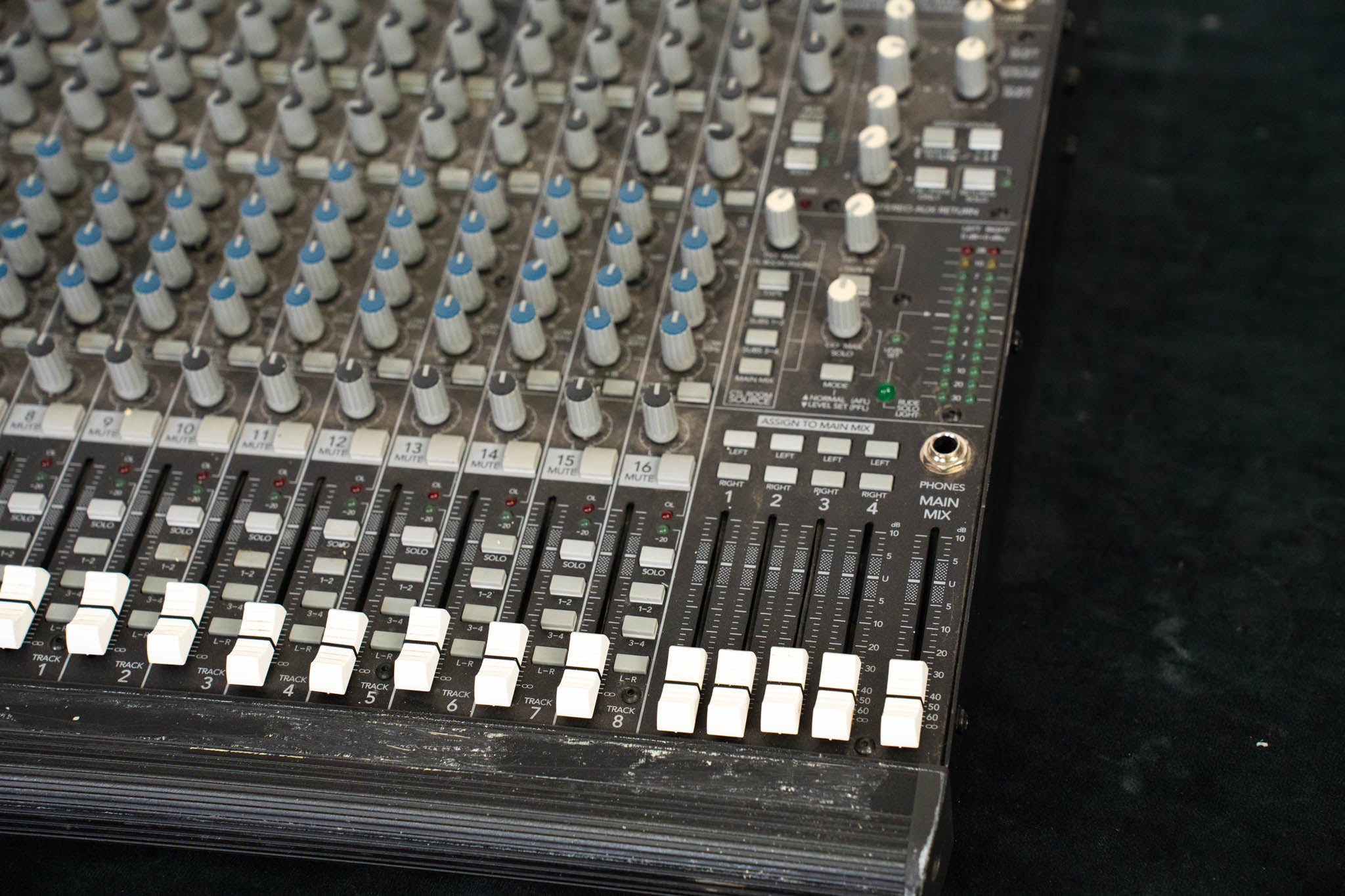 Mackie 1604-VLZ Pro 16-Channel Analog Mic/Line Mixer