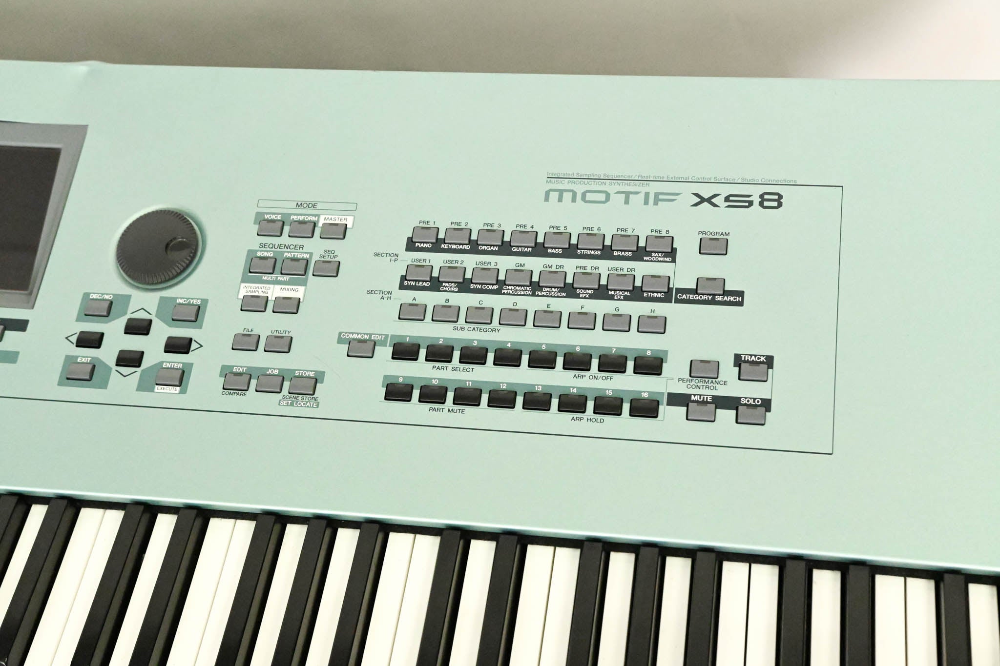 Yamaha Motif XS8 88-Key Synthesizer Keyboard Workstation
