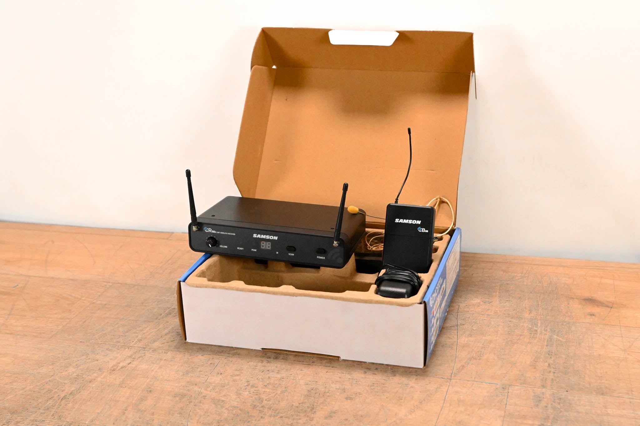 Samson Concert 88x Earset Wireless System with Microphone - 470-494 MHz