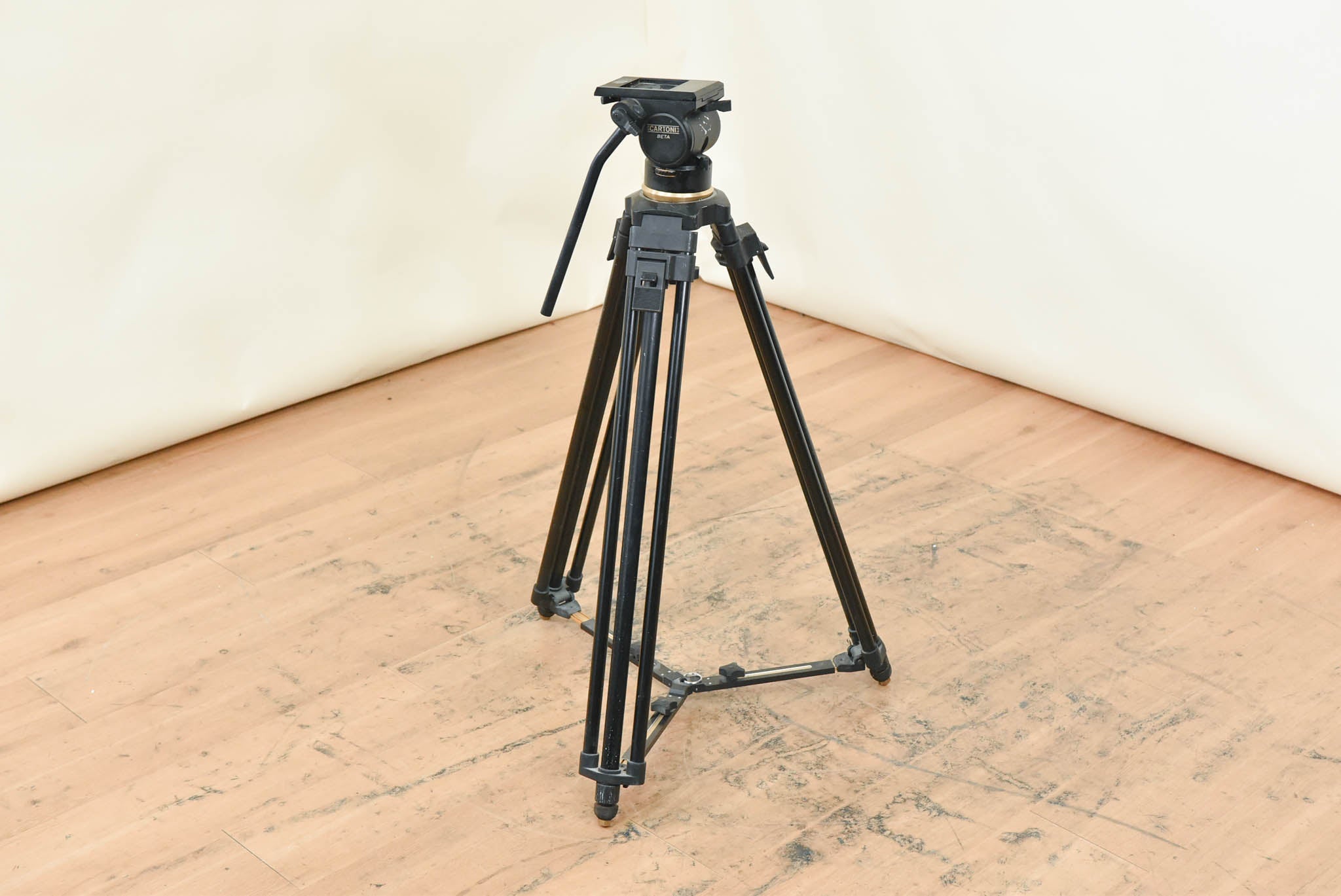 Cartoni Beta Fluid Head with One-Stage Metal Tripod