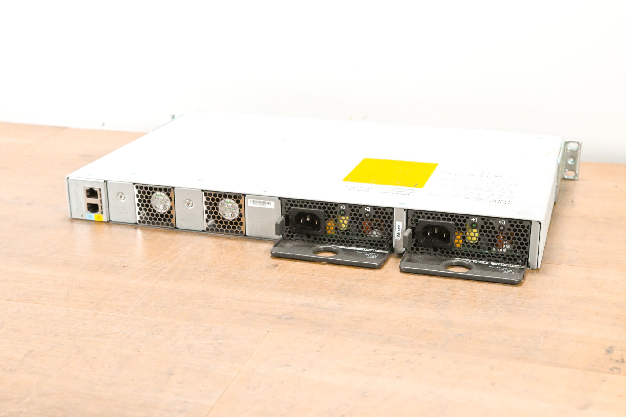 Cisco Catalyst C9200L-24T-4G-E V01 24-Port PoE+ Switch with 4x1G Uplinks